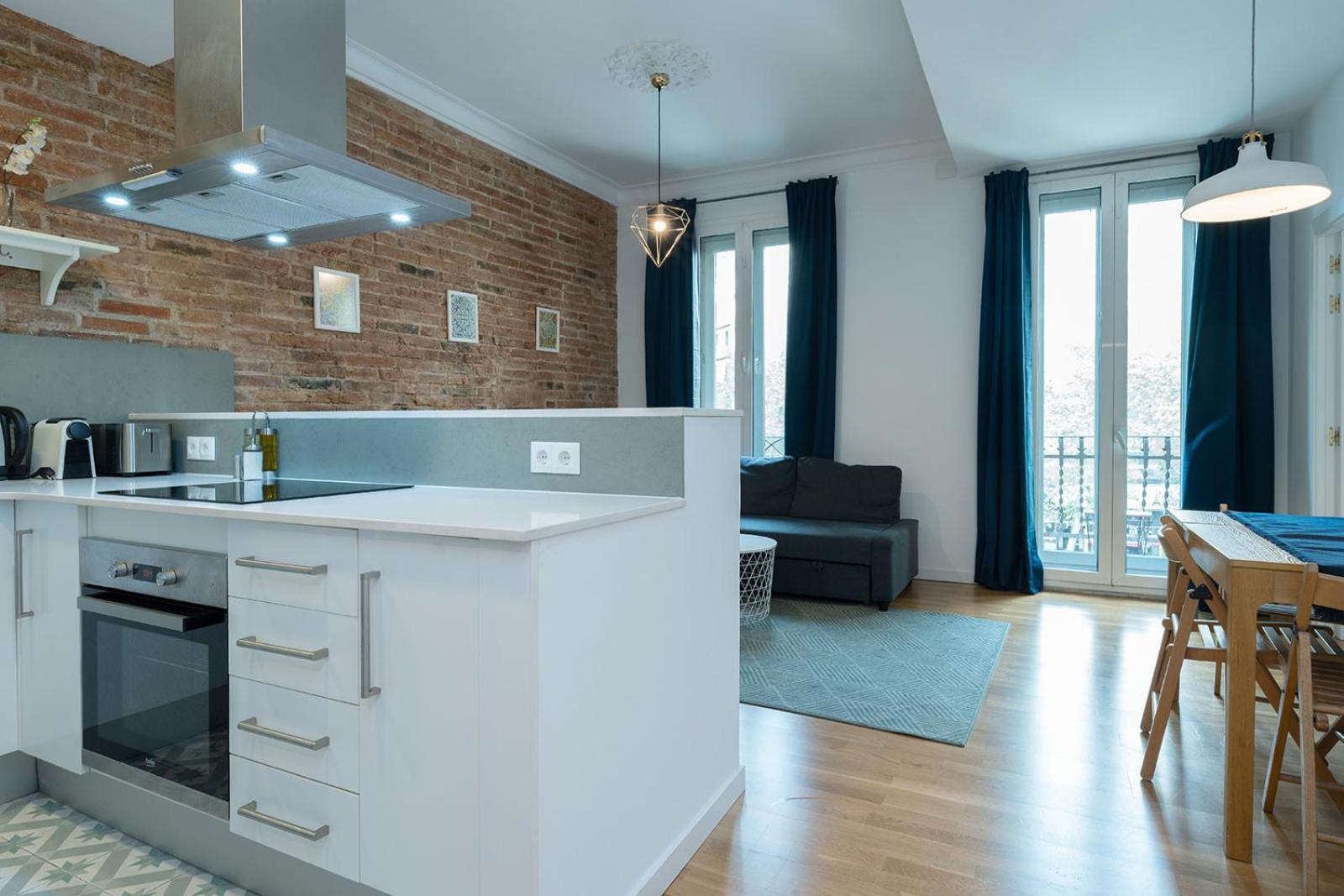 Bright And Cozy Flat In The Heart Of The Apartment