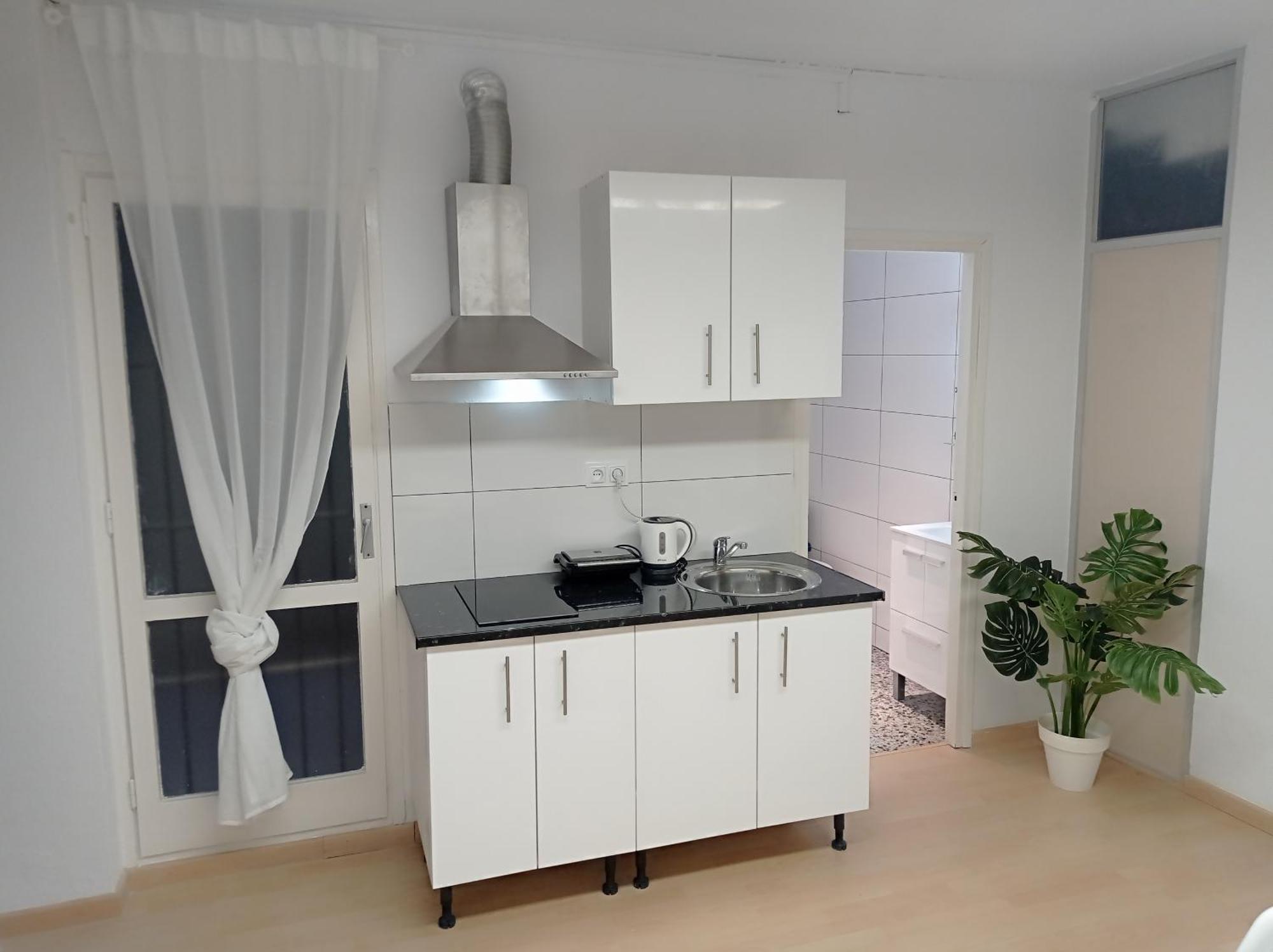 Bright Private Double Center Metro L-1 Urgell L-5 Hospital Clinic Guest house Barcelona