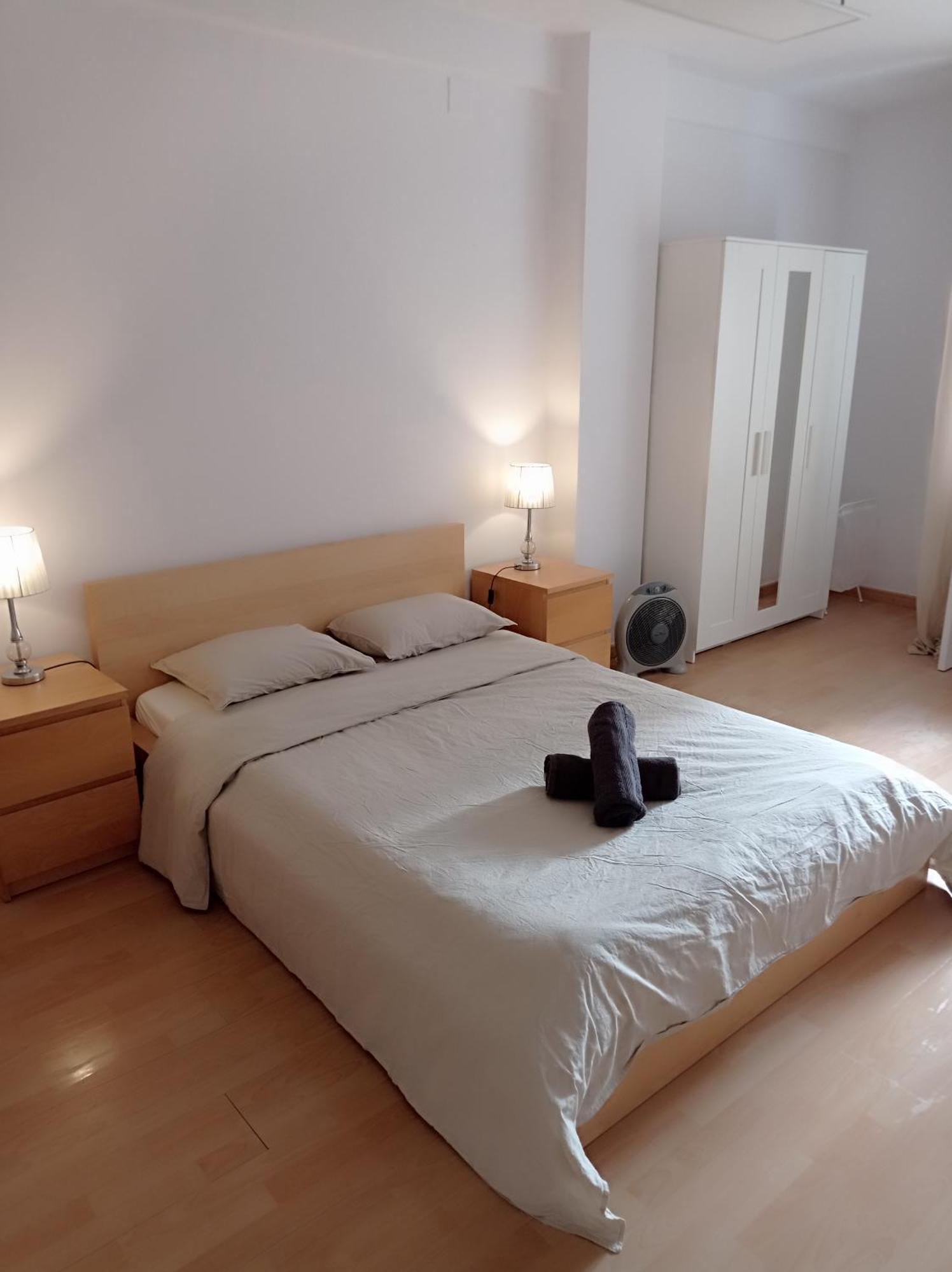 Guest house Bright Private Double Center Metro L-1 Urgell L-5 Hospital Clinic Barcelona