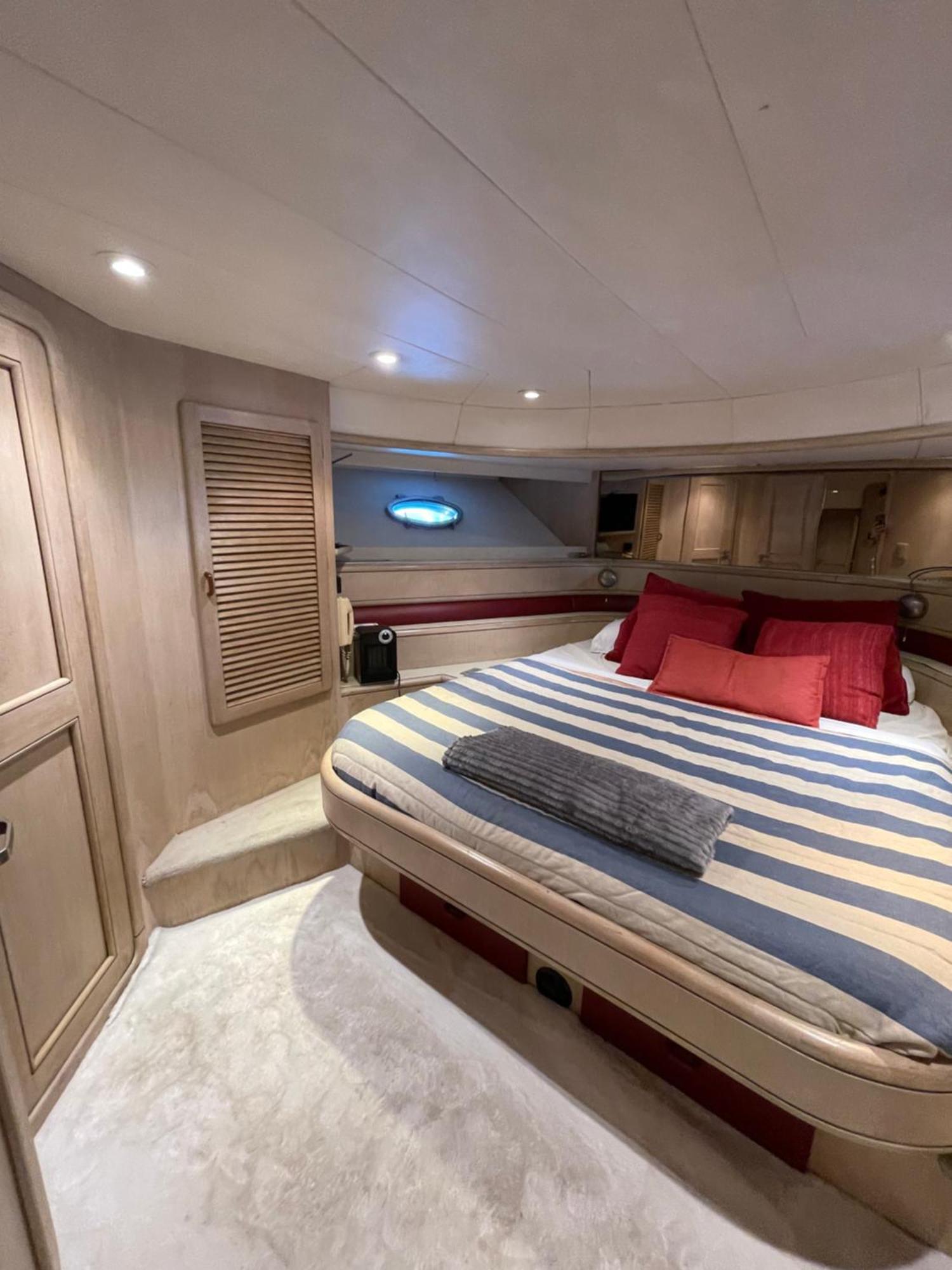 Yate Stv Hotel en barco *