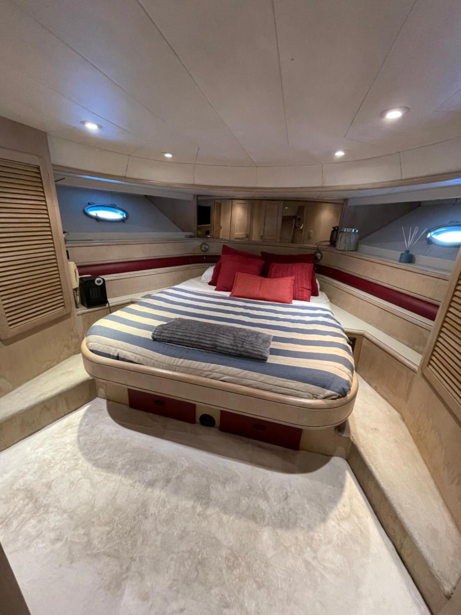 Hotel en barco Yate Stv