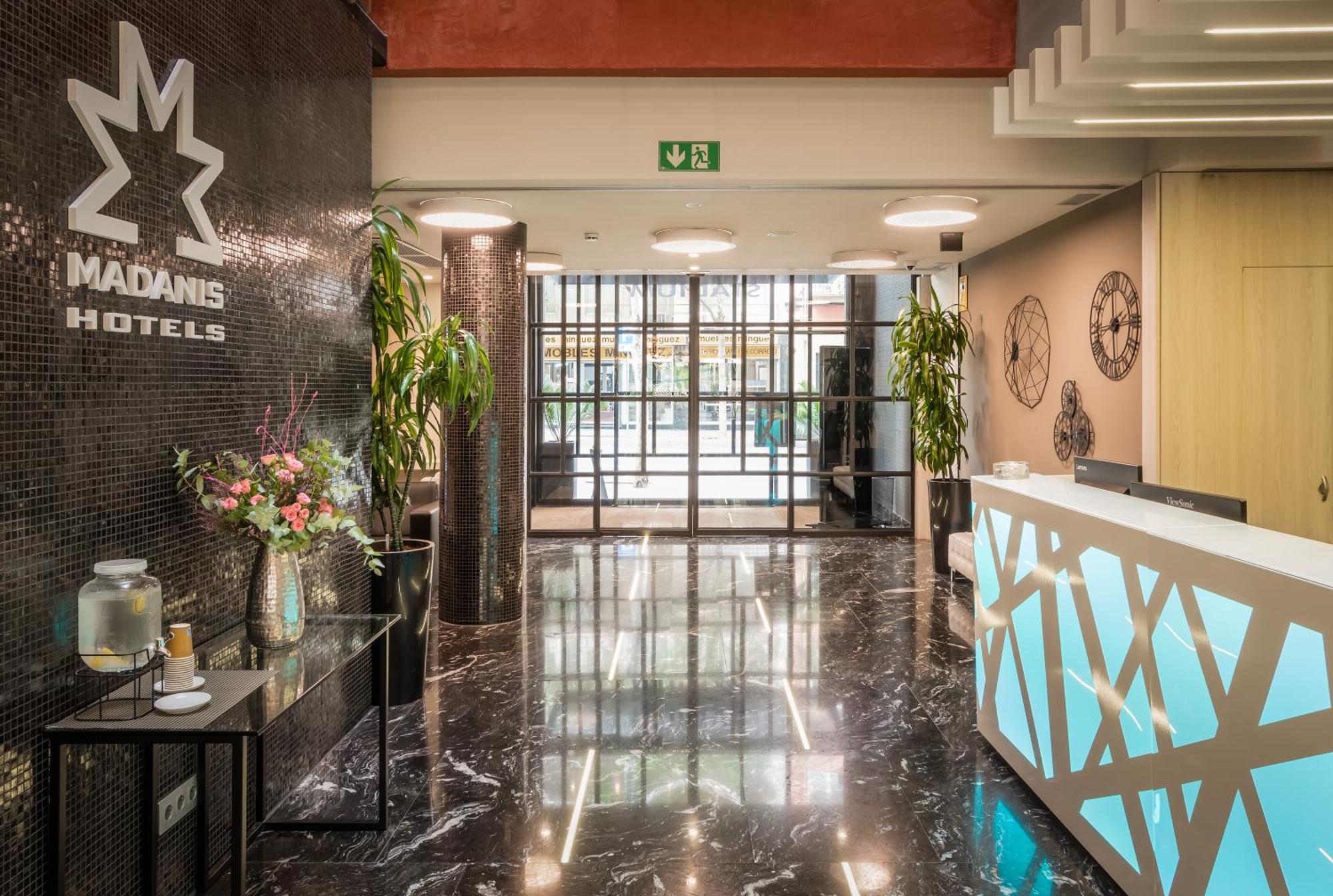 Arya Stadium Hotel 3*