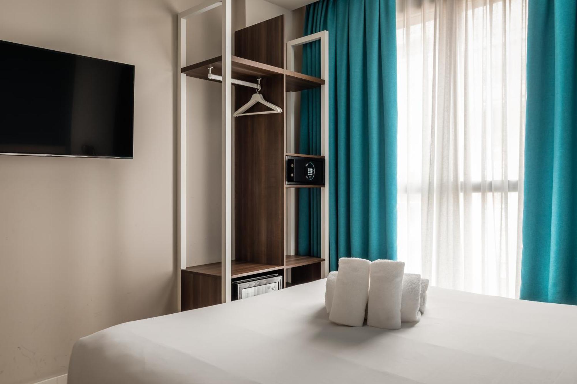 Arya Stadium Hotel
