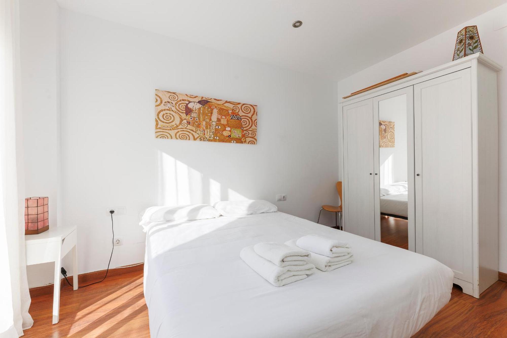 Aparteasy - Private Terrace, 3-bedroom Apartment Barcelona