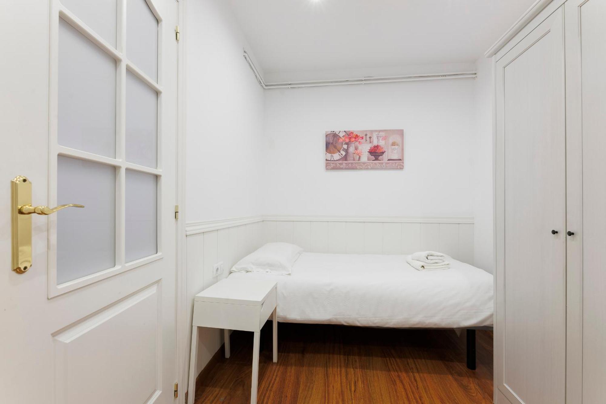 Aparteasy - Private Terrace, 3-bedroom Apartment Barcelona