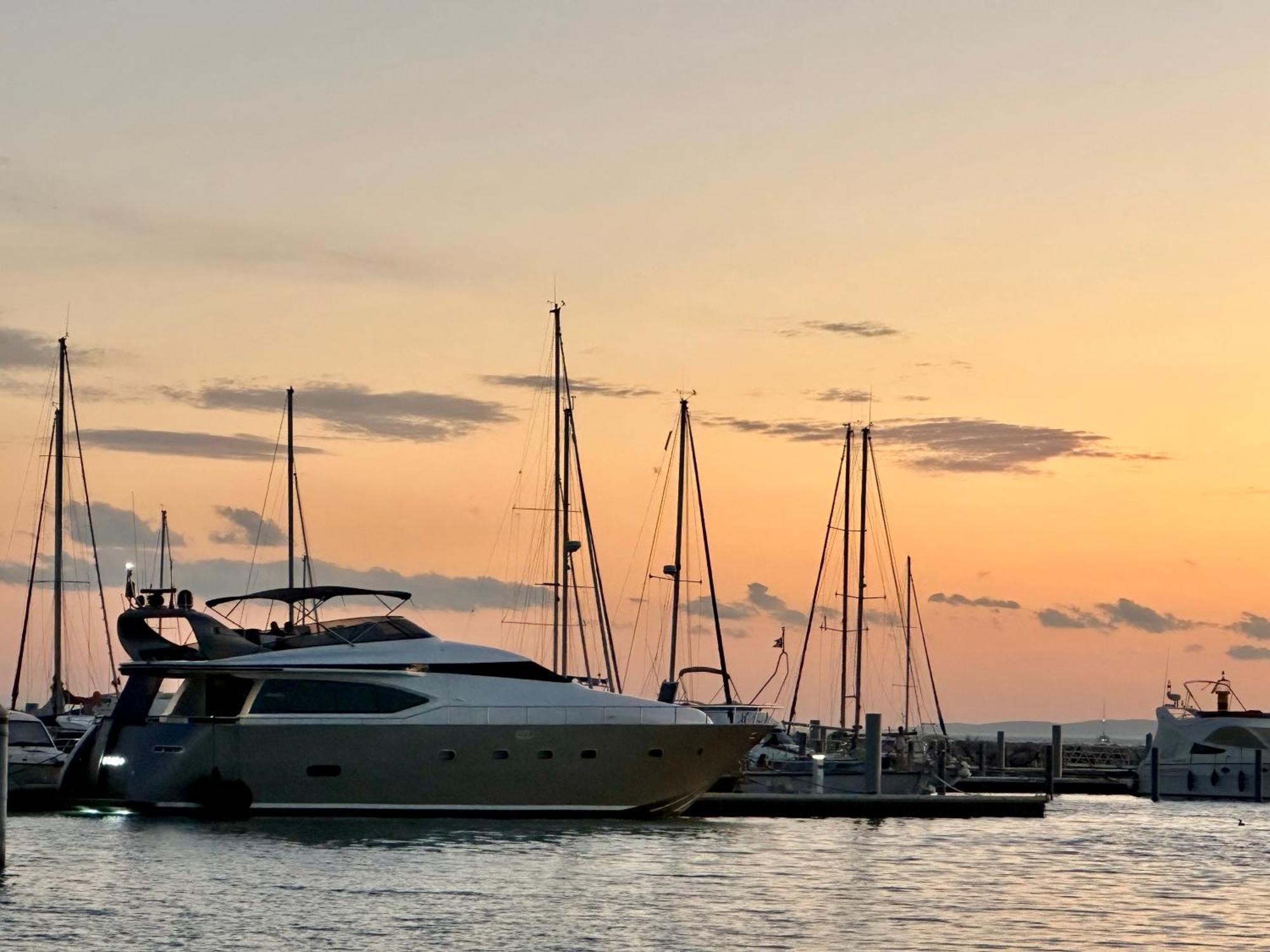 Motoryacht 21 Avec Equipage Hotel en barco Barcelona