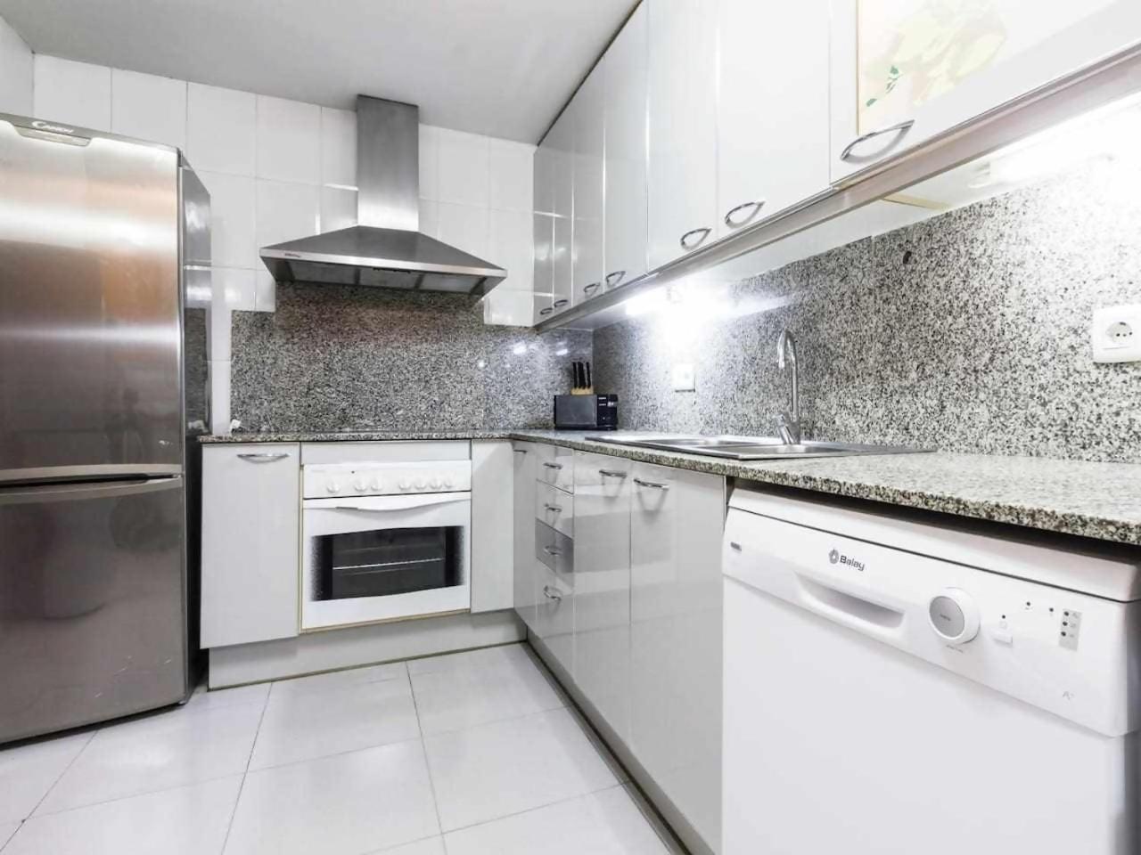 Comfortable 4 2bath W Balcony Barcelona