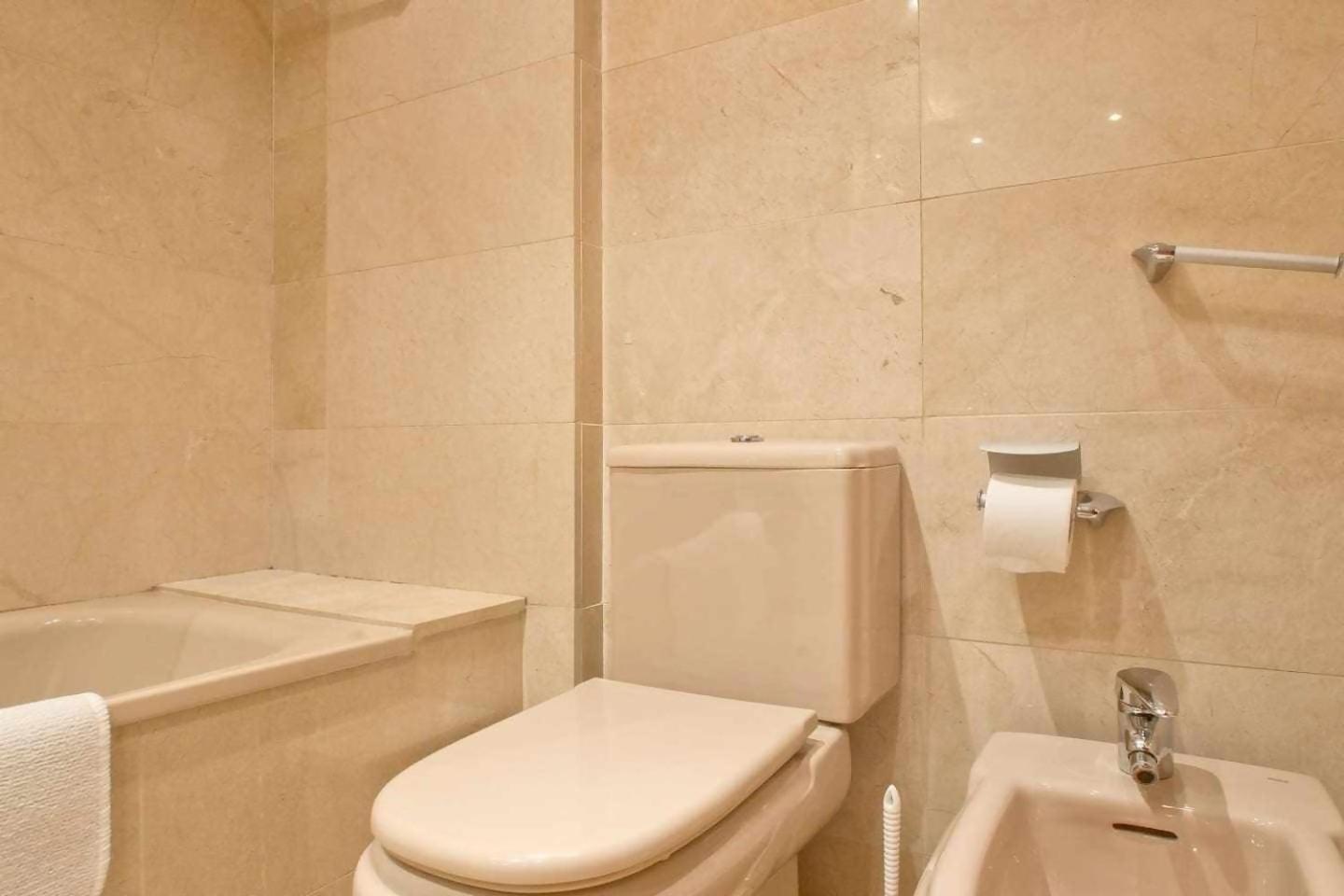 Comfortable 4 2bath W Balcony *