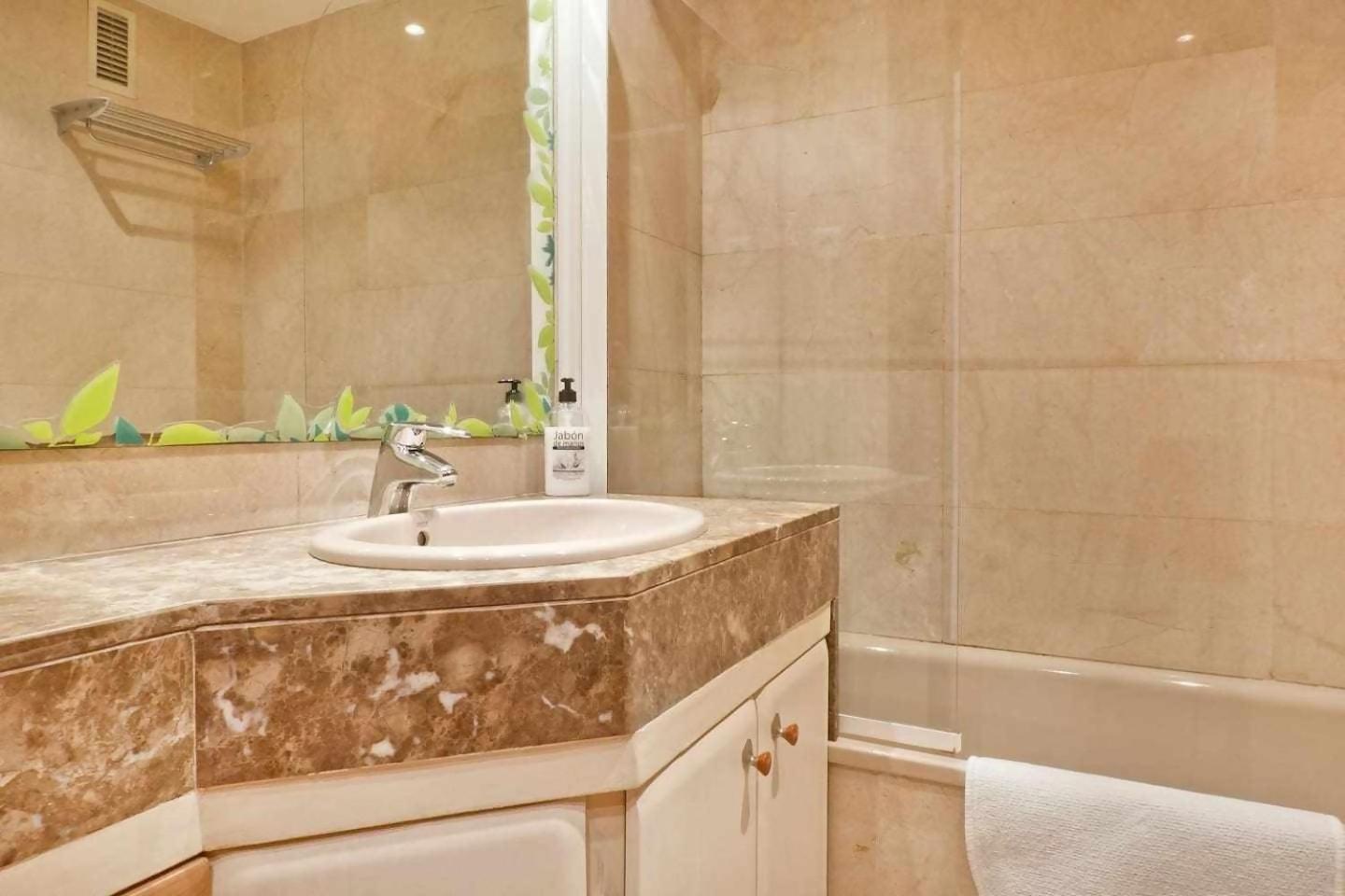 Apartamento Comfortable 4 2bath W Balcony