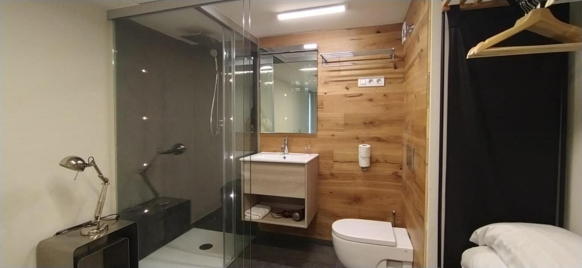 My Space Emirates - Fully Equipped Near The With Shared Pool Barcelona