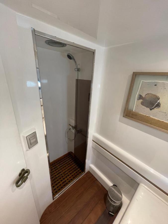 Yate Stv Hotel en barco Barcelona