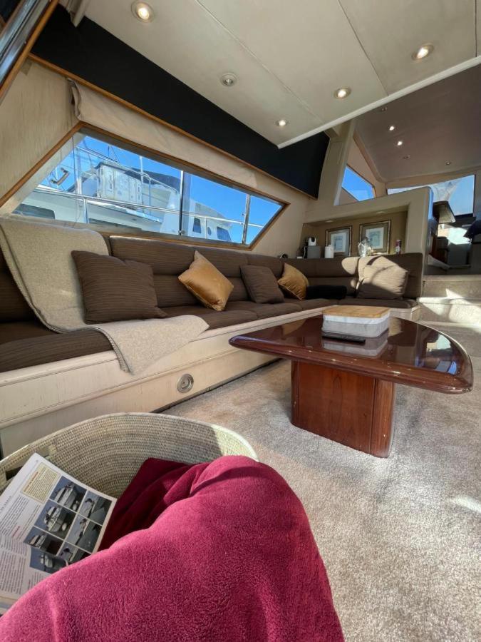 Yate Stv Hotel en barco
