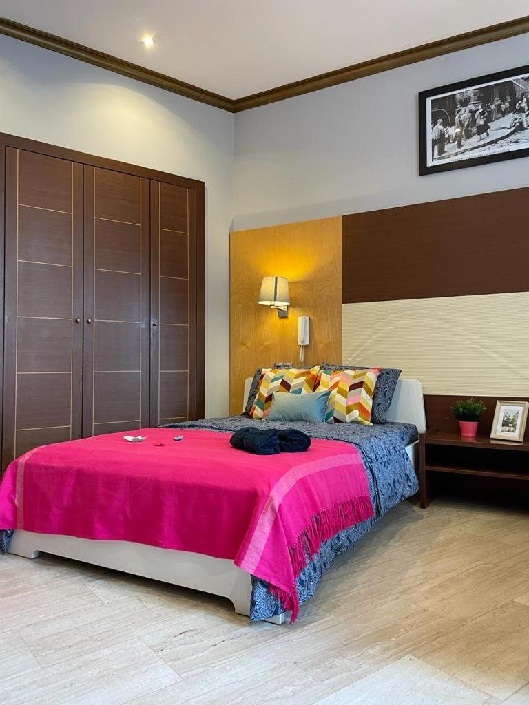 By La Rambla Rooms *