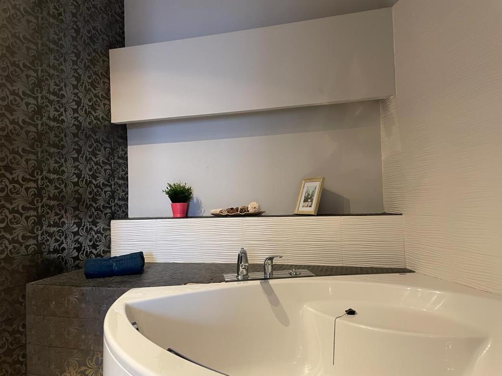 By La Rambla Rooms Hostal