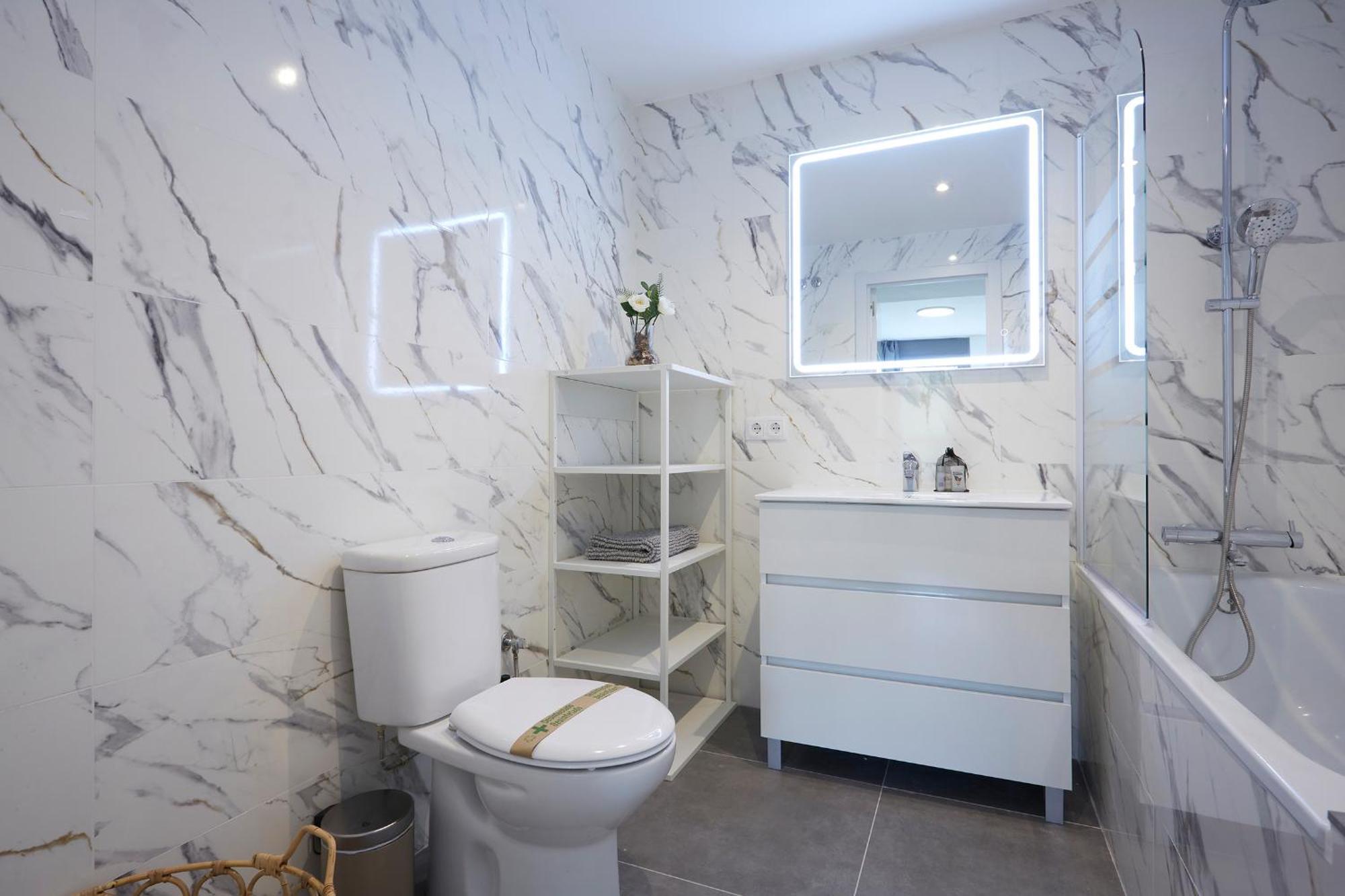 Three Bedroom Two Bathroom Close To Beach Apartment *