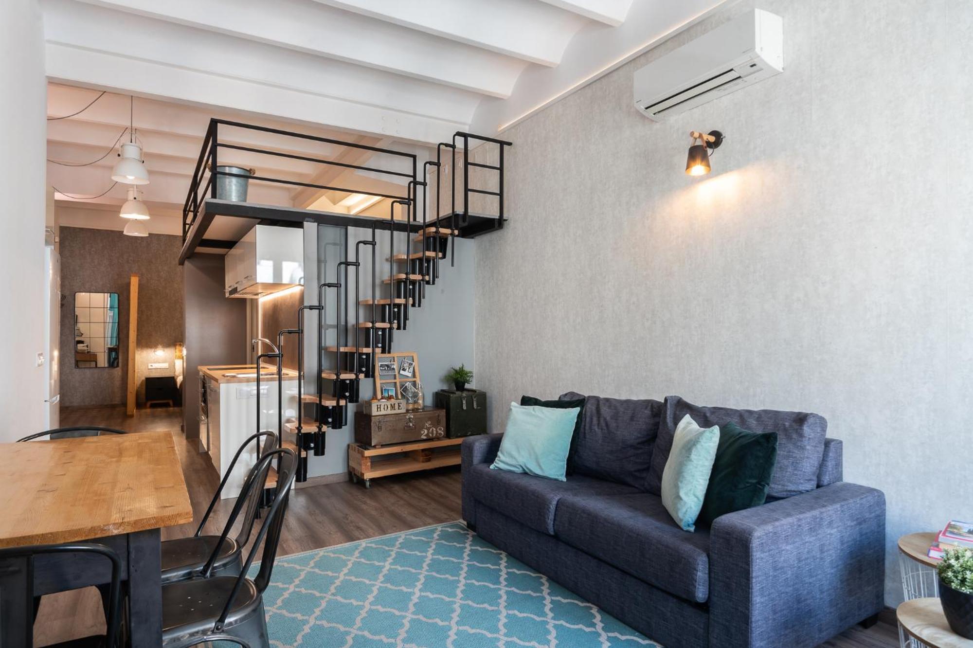 Beautiful Renovated Loft Minutes From The