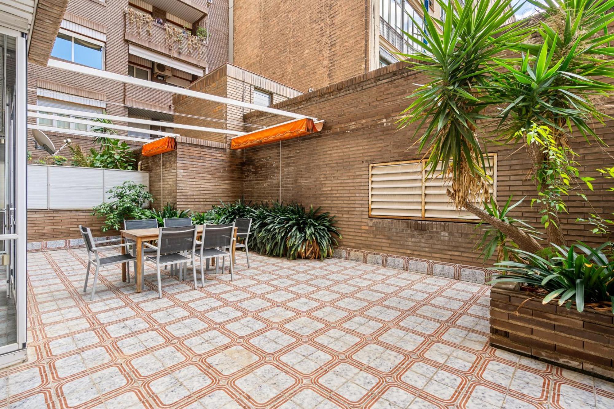 Sunlit Expansive Terrace, Ac & Outdoor Seating Apartment *