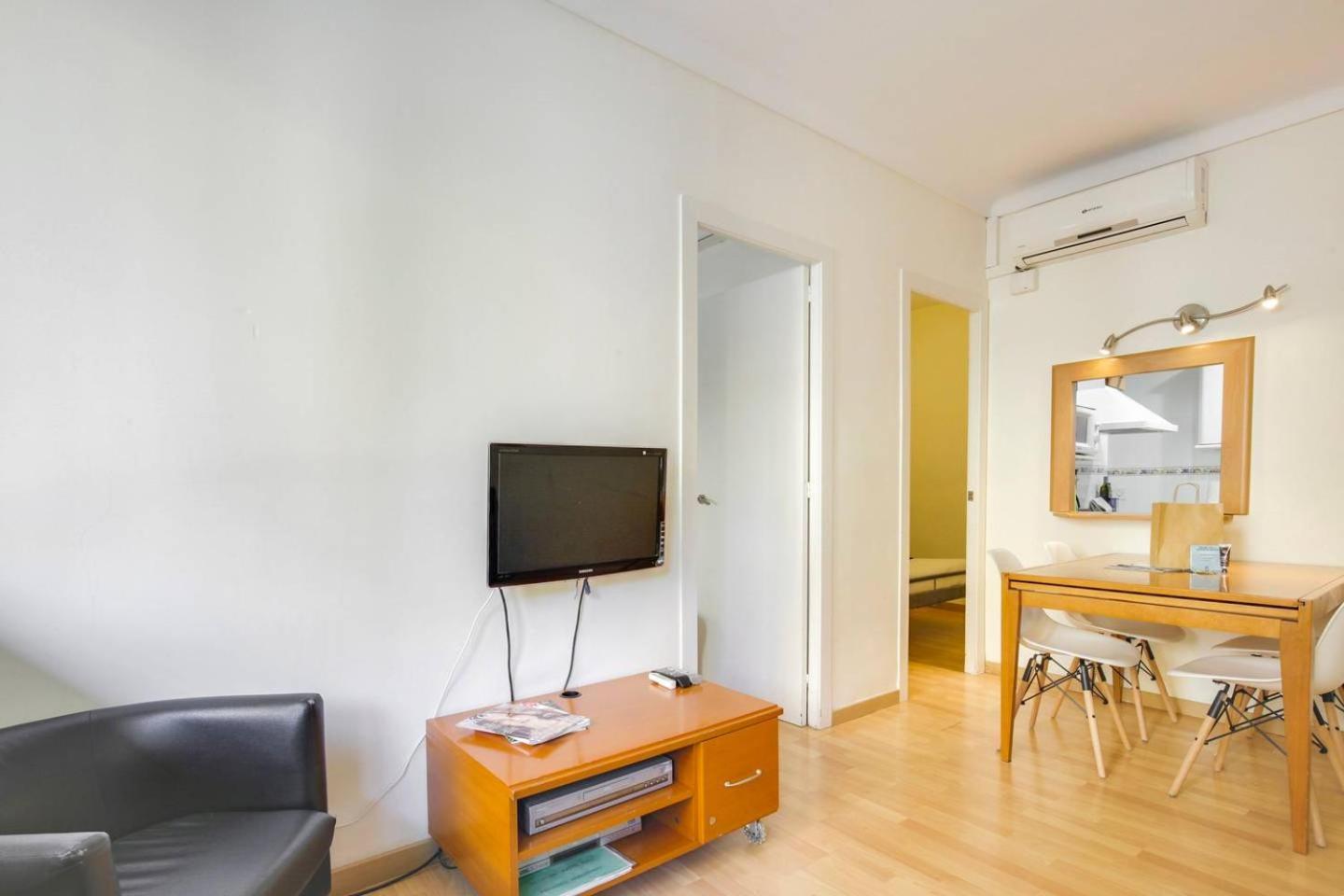 Apartment Cozy 2 Bedroom Next To Arc De Triomf