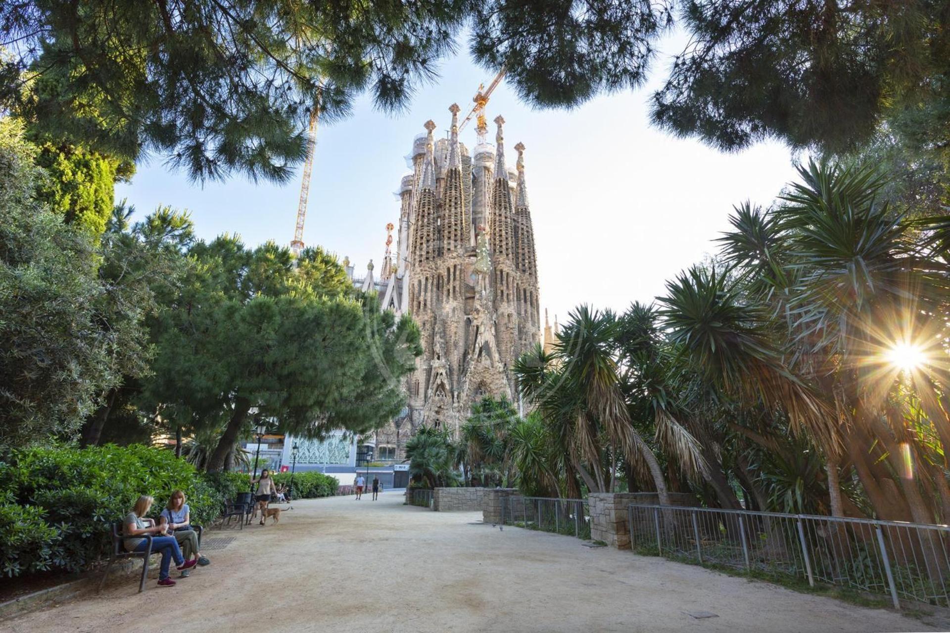 Hermoso Junto A La Sagrada Familia * Barcelona