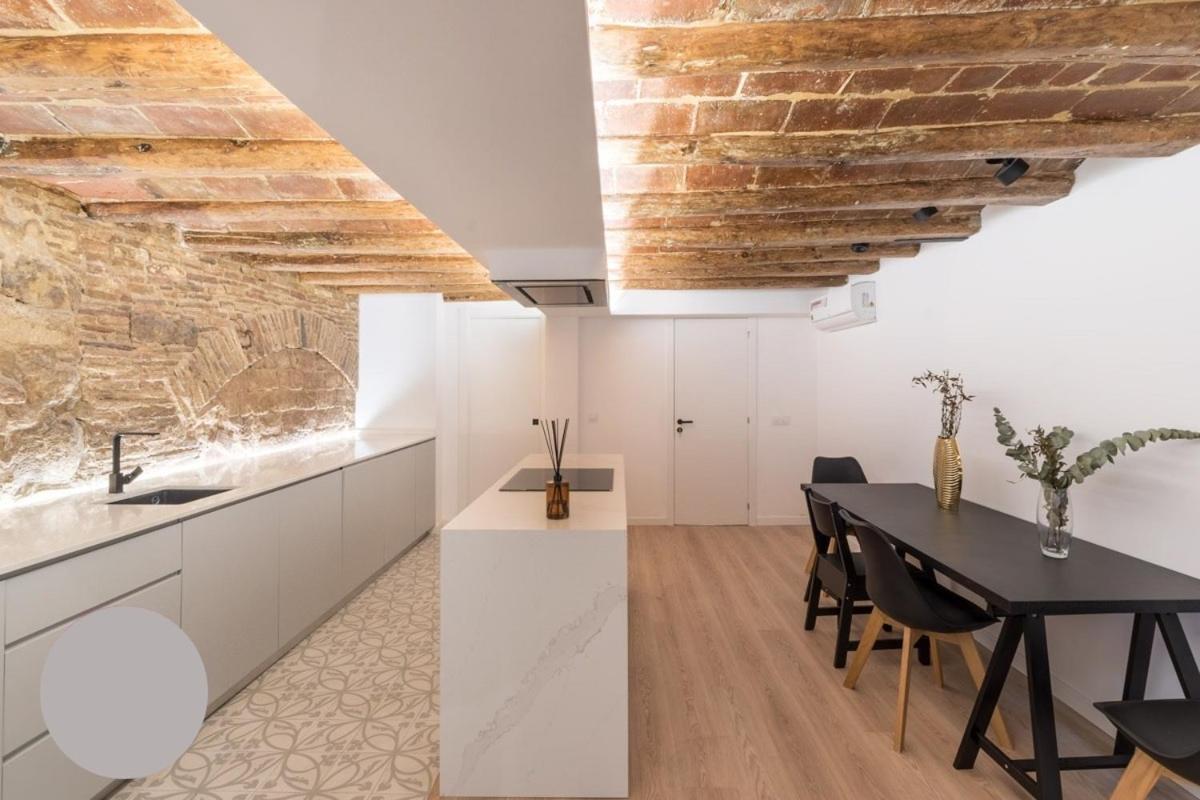 Central Lux With Private Bath *