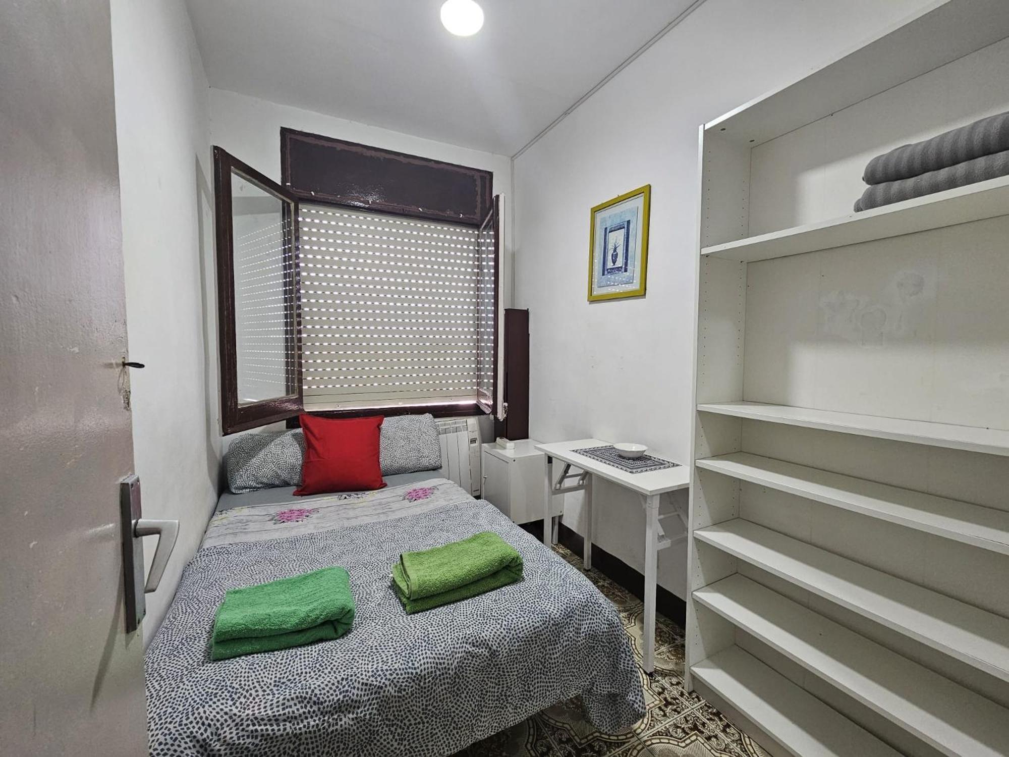 Poble Sec Nino House Capsule hotel Barcelona