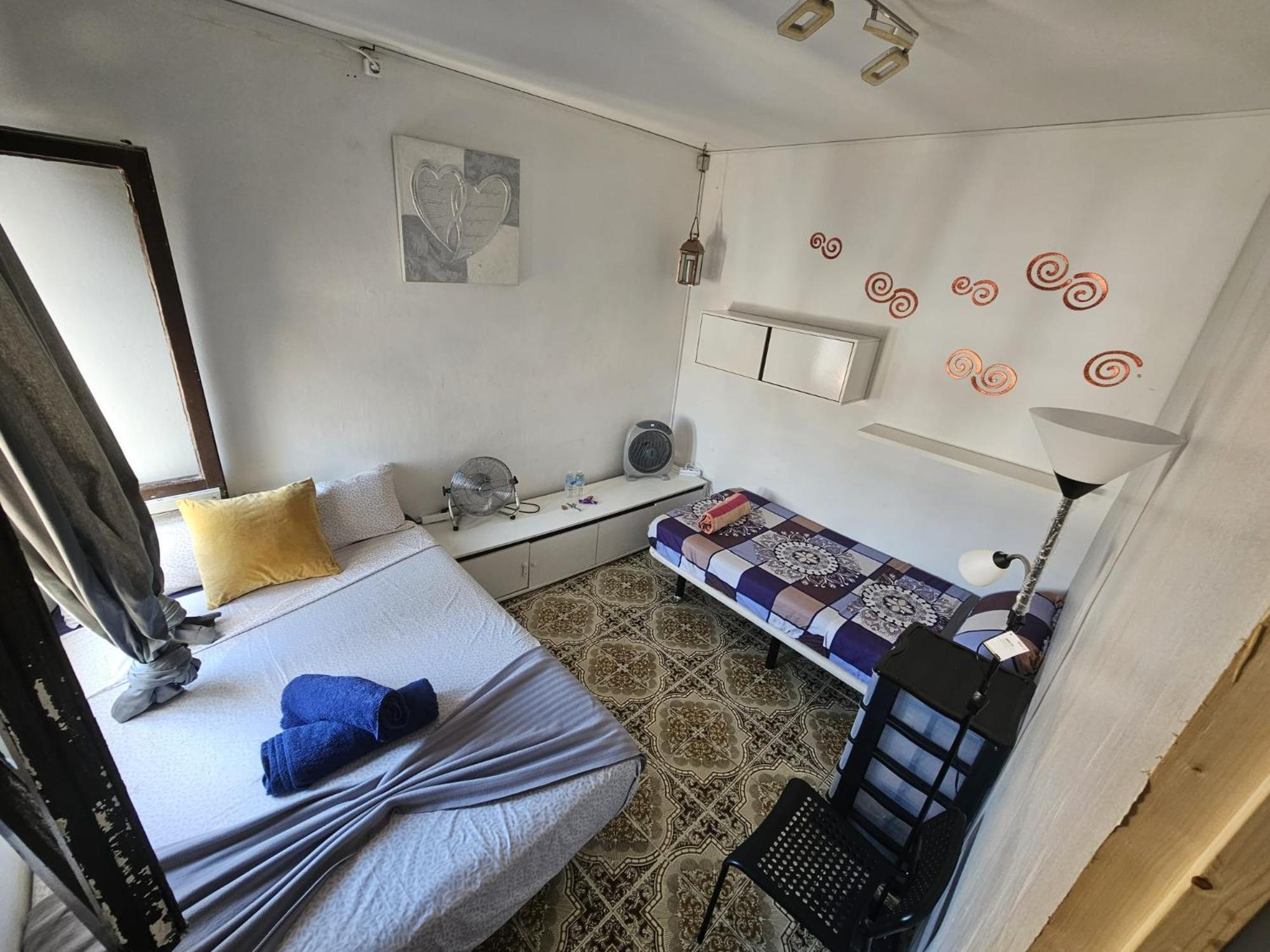 Capsule hotel Poble Sec Nino House Barcelona