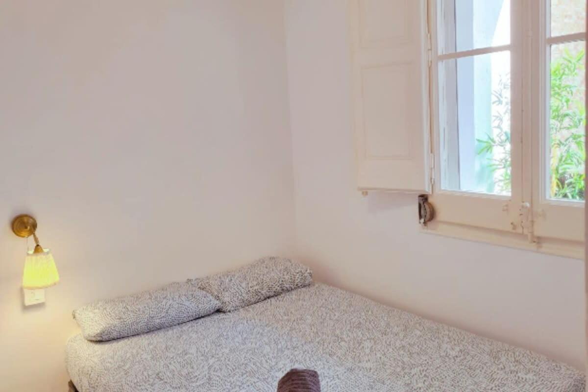 Private Near Parallel Av Hostal *