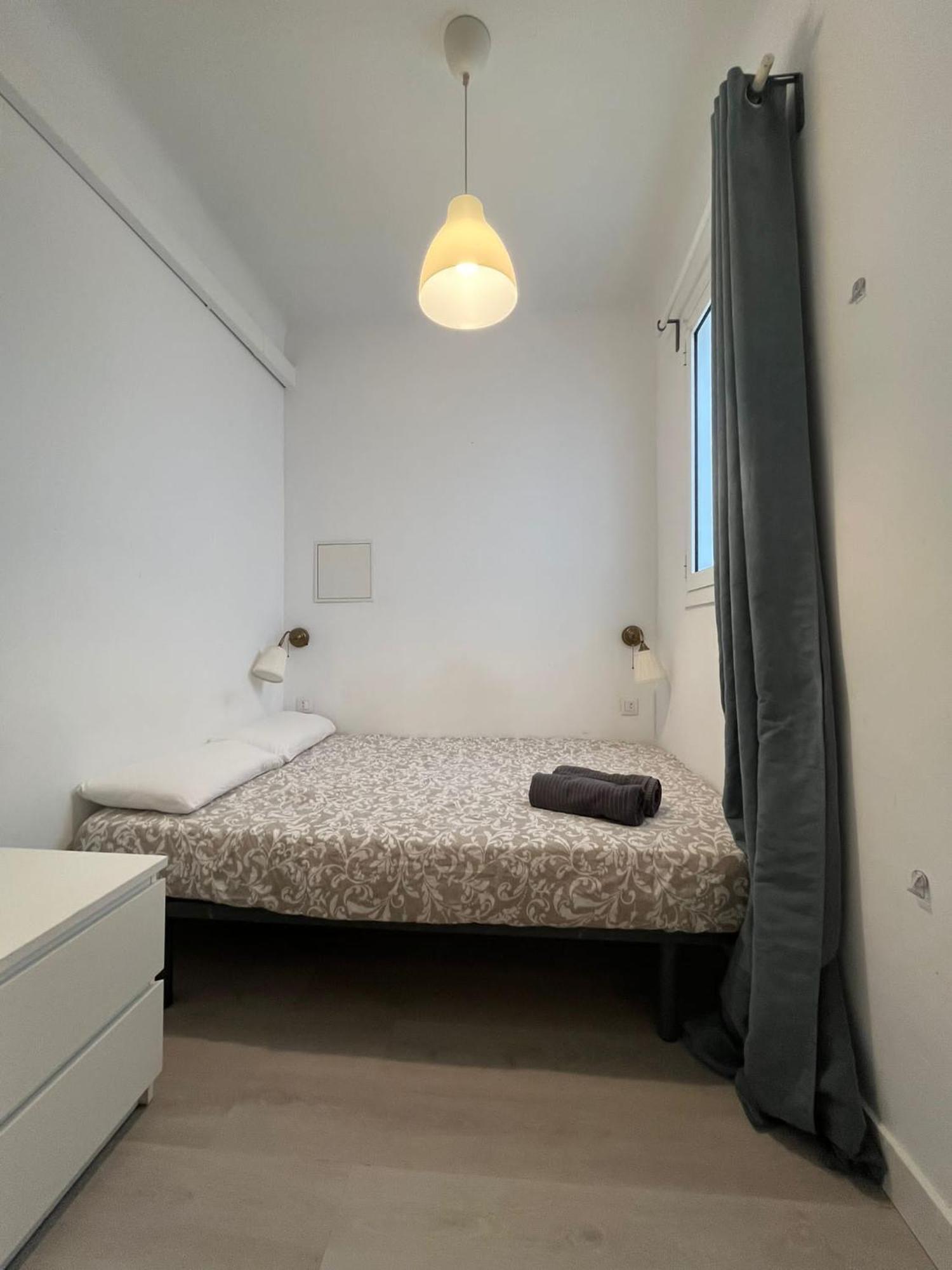 Private Near Parallel Av Hostal