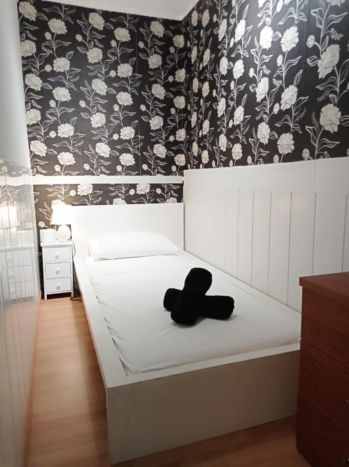 Hostal Double Private In Center Metro L5-l1 Barcelona