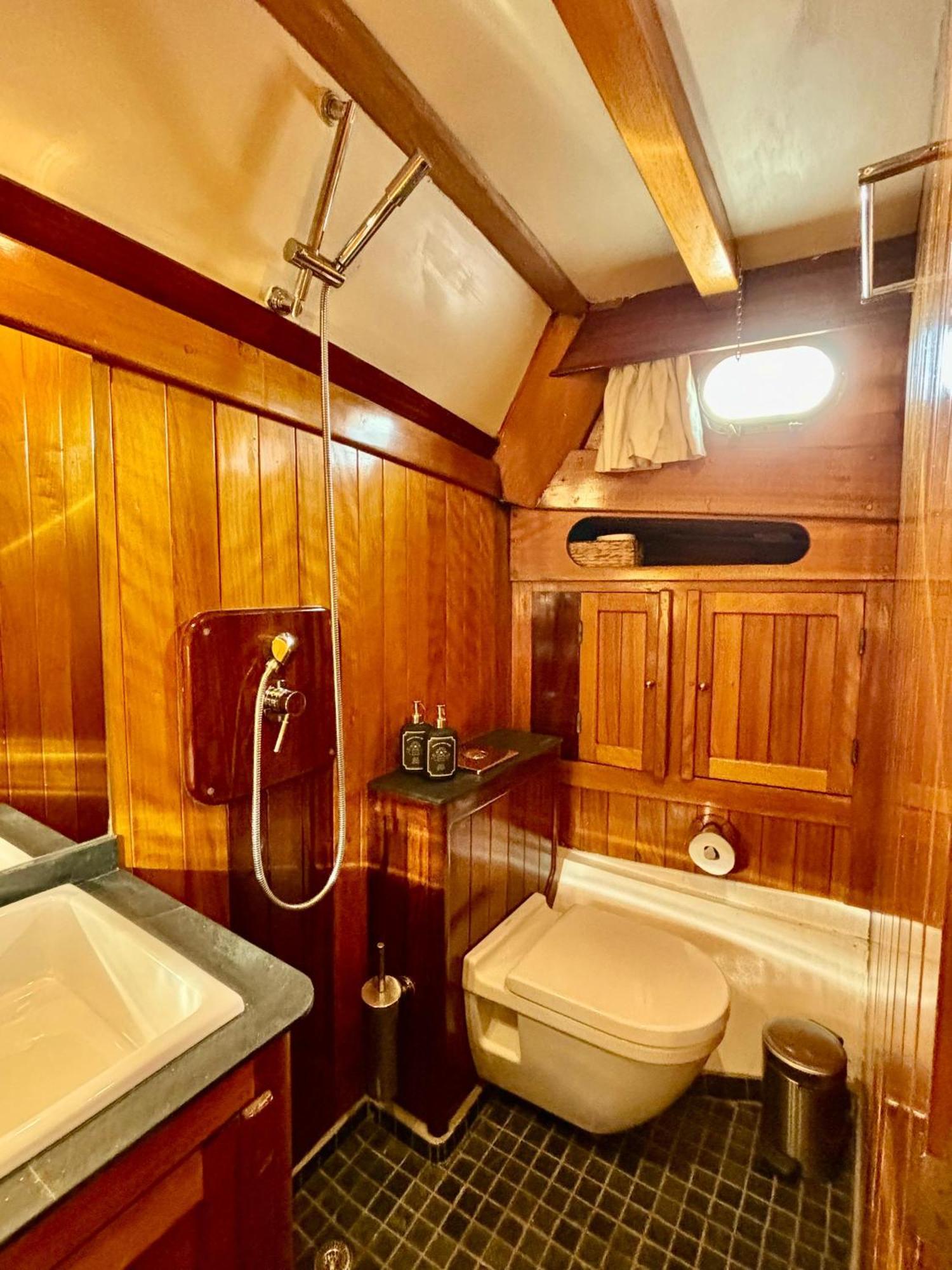 Hotel en barco Wooden Boat- La Goletta Barcelona