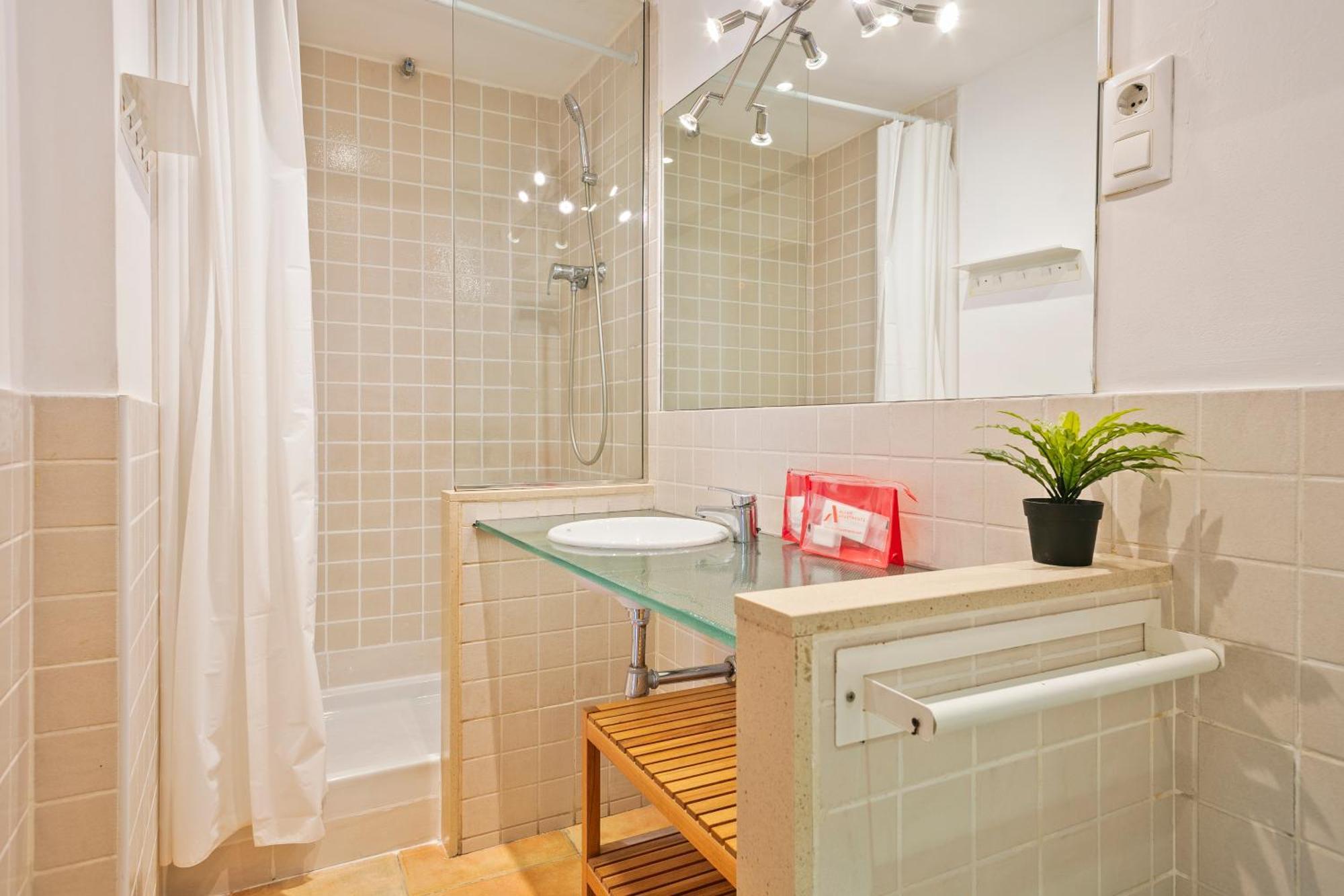 Alcam Santa Monica Apartment