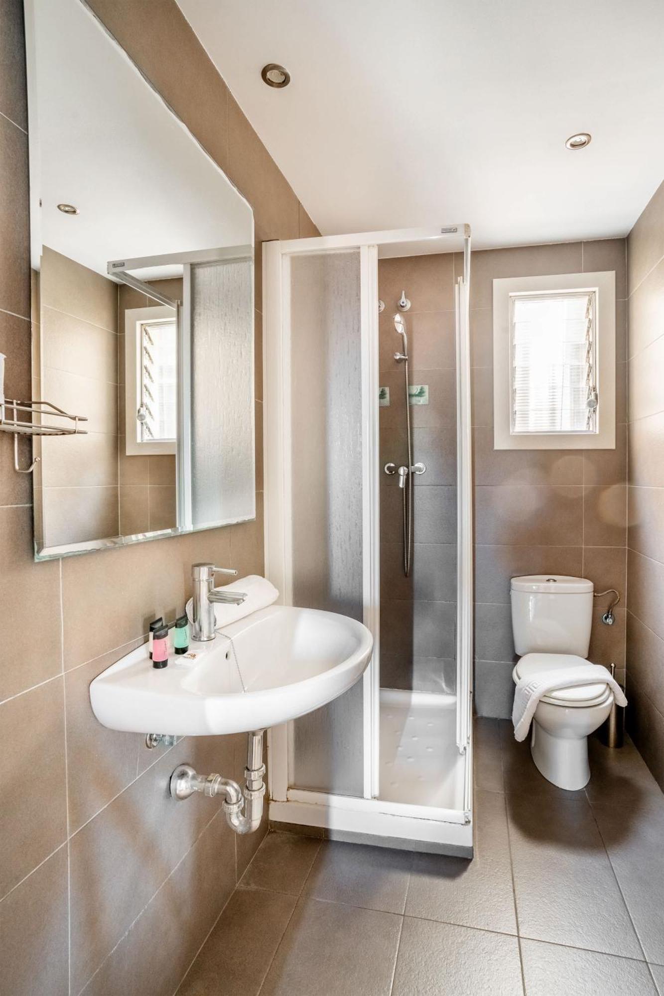 Big For 15 In The Heart Of Eixample Apartamento *