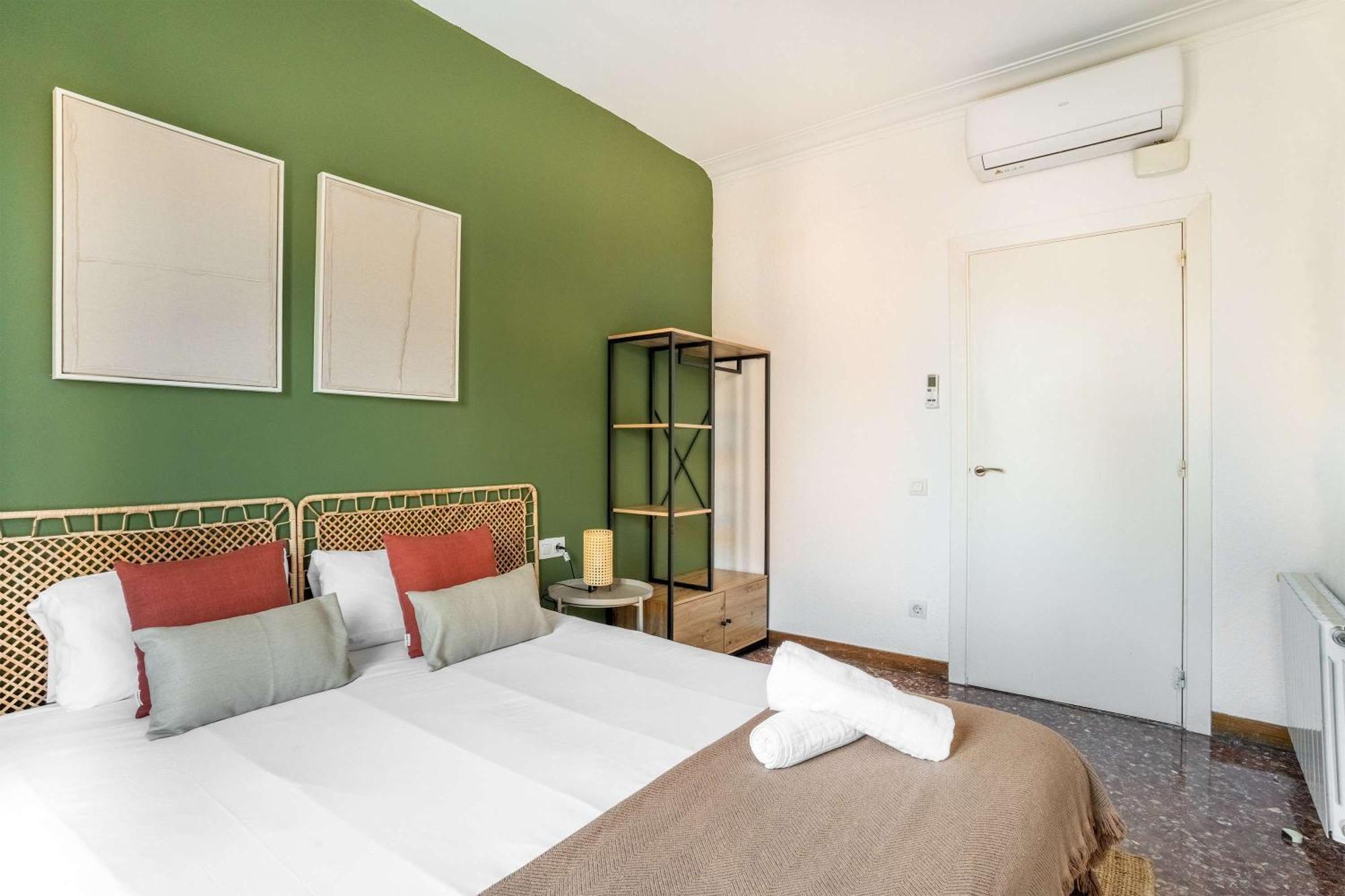 Big For 15 In The Heart Of Eixample Apartamento *
