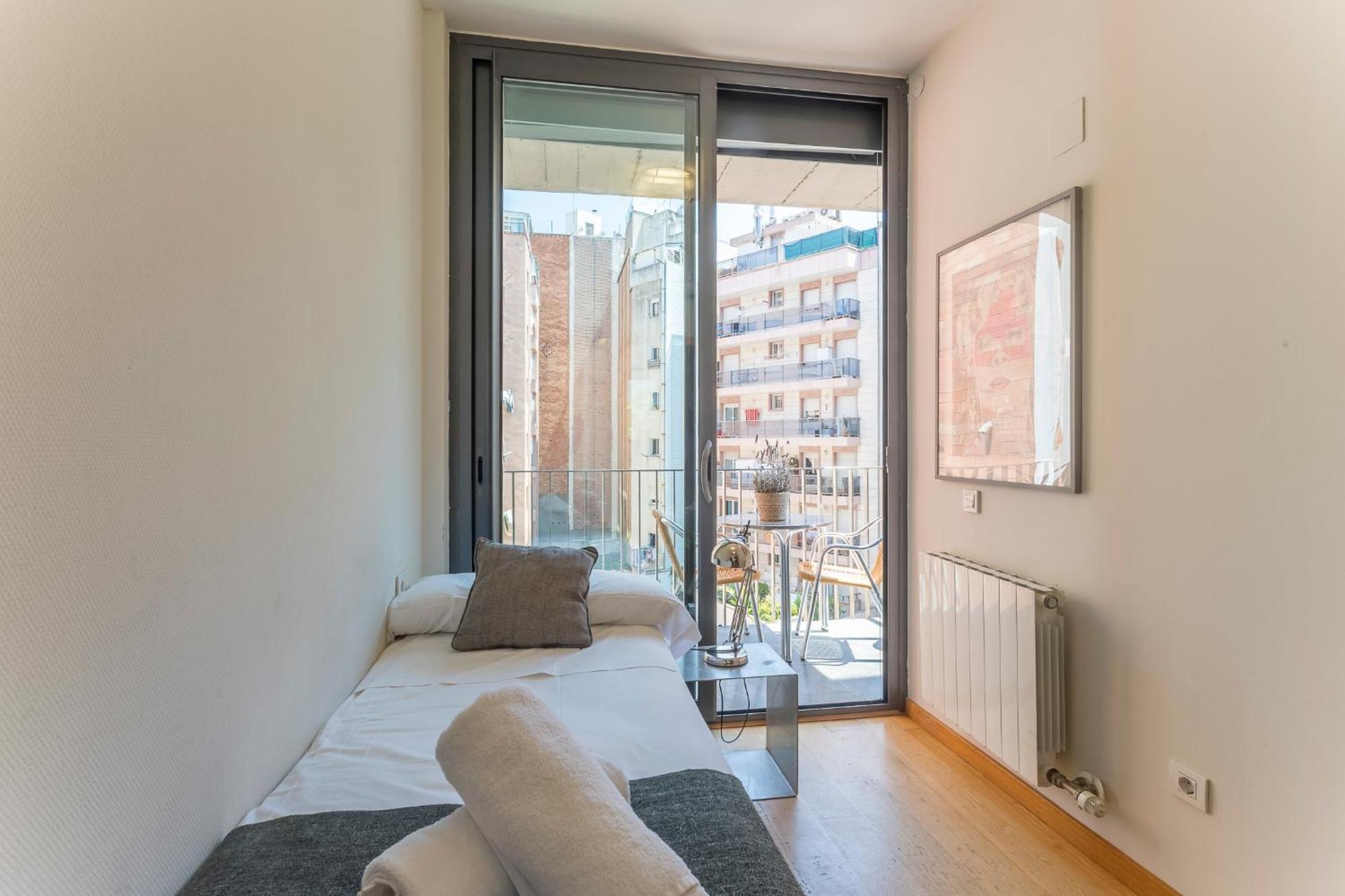 My Space Emirates - Fully Equipped Near The With Shared Pool Apartamento Barcelona