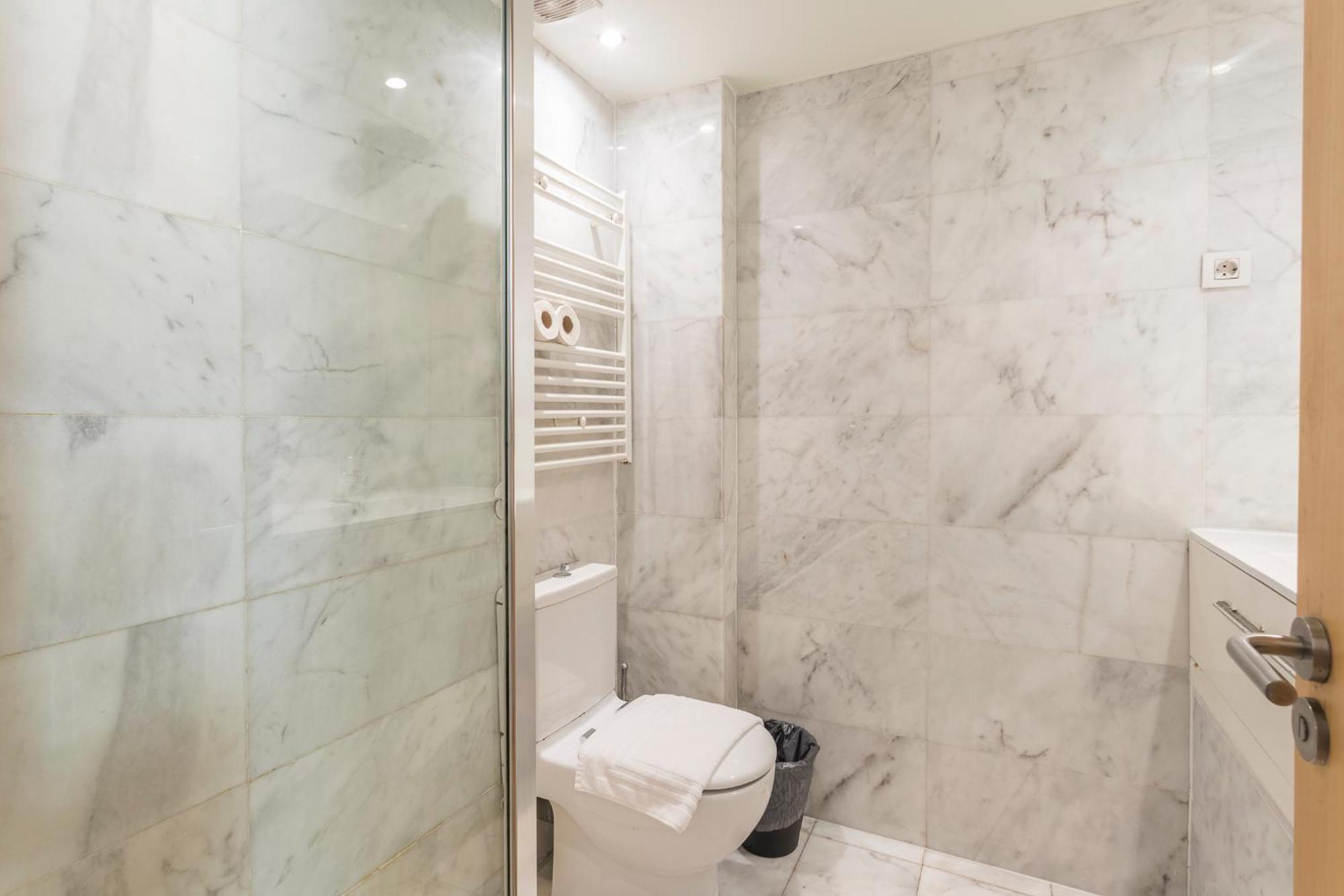 My Space Emirates - Fully Equipped Near The With Shared Pool Apartamento Barcelona