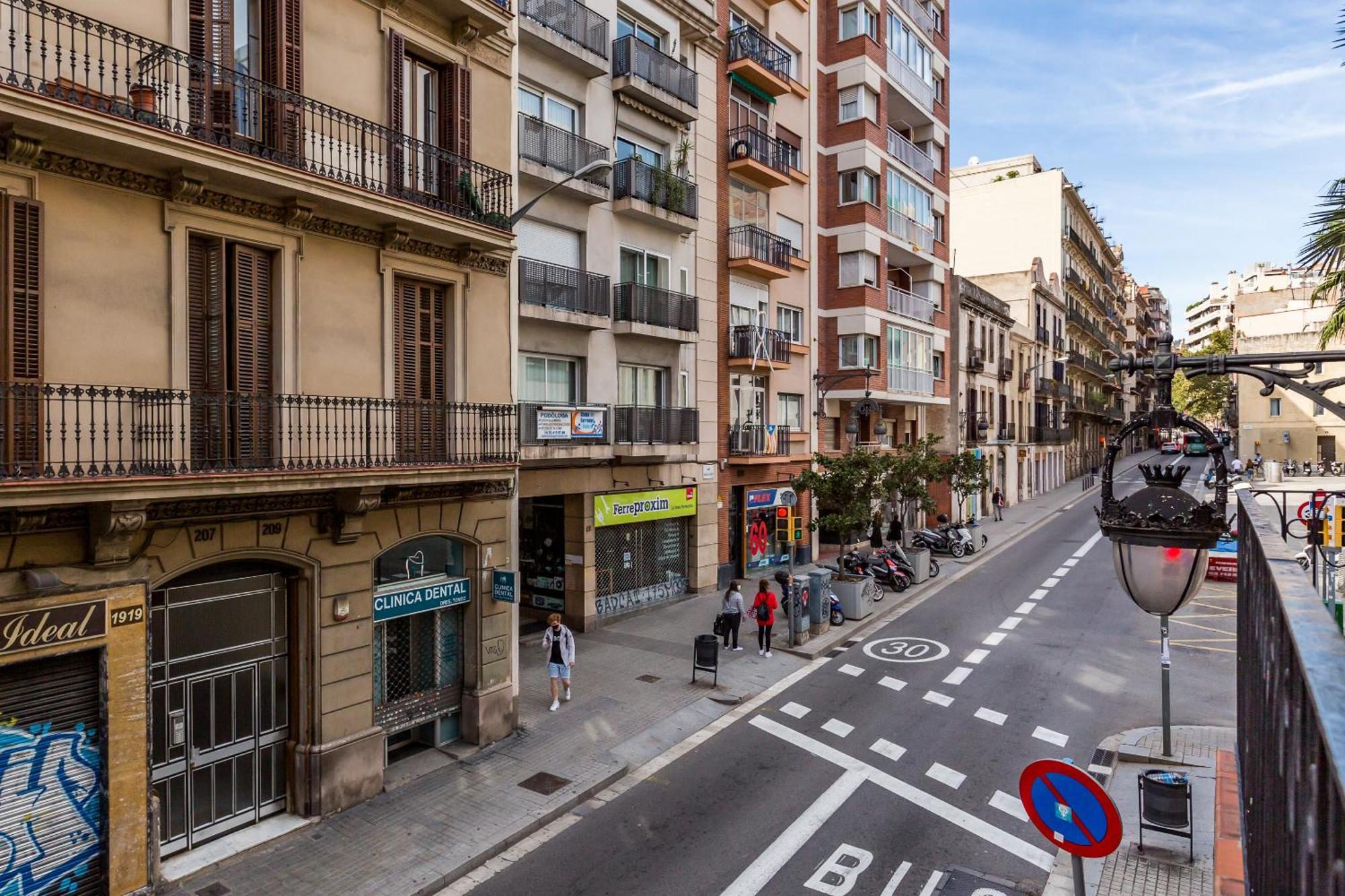 Apartamento Grcia Charm Sunlit Terrace, Ac & Exposed Brick *