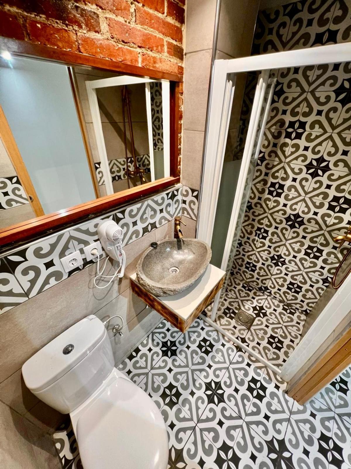Apartamento B4 Estudio Nuevo! Cocina Y Bano Privado! A 1 Calle Del Metro Barcelona