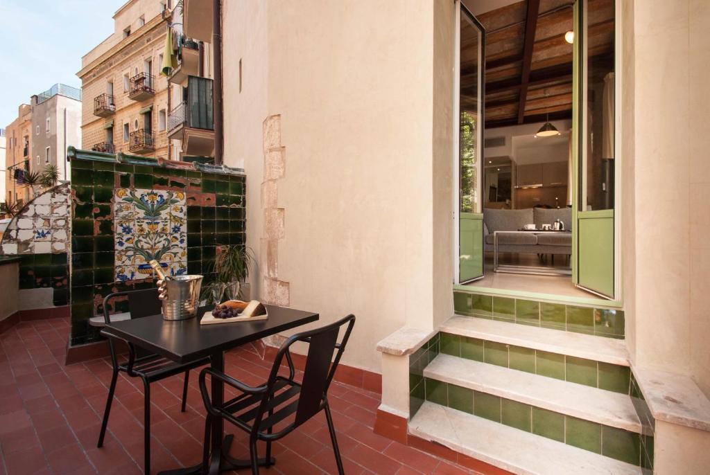 Deco Barcelona-born St. *