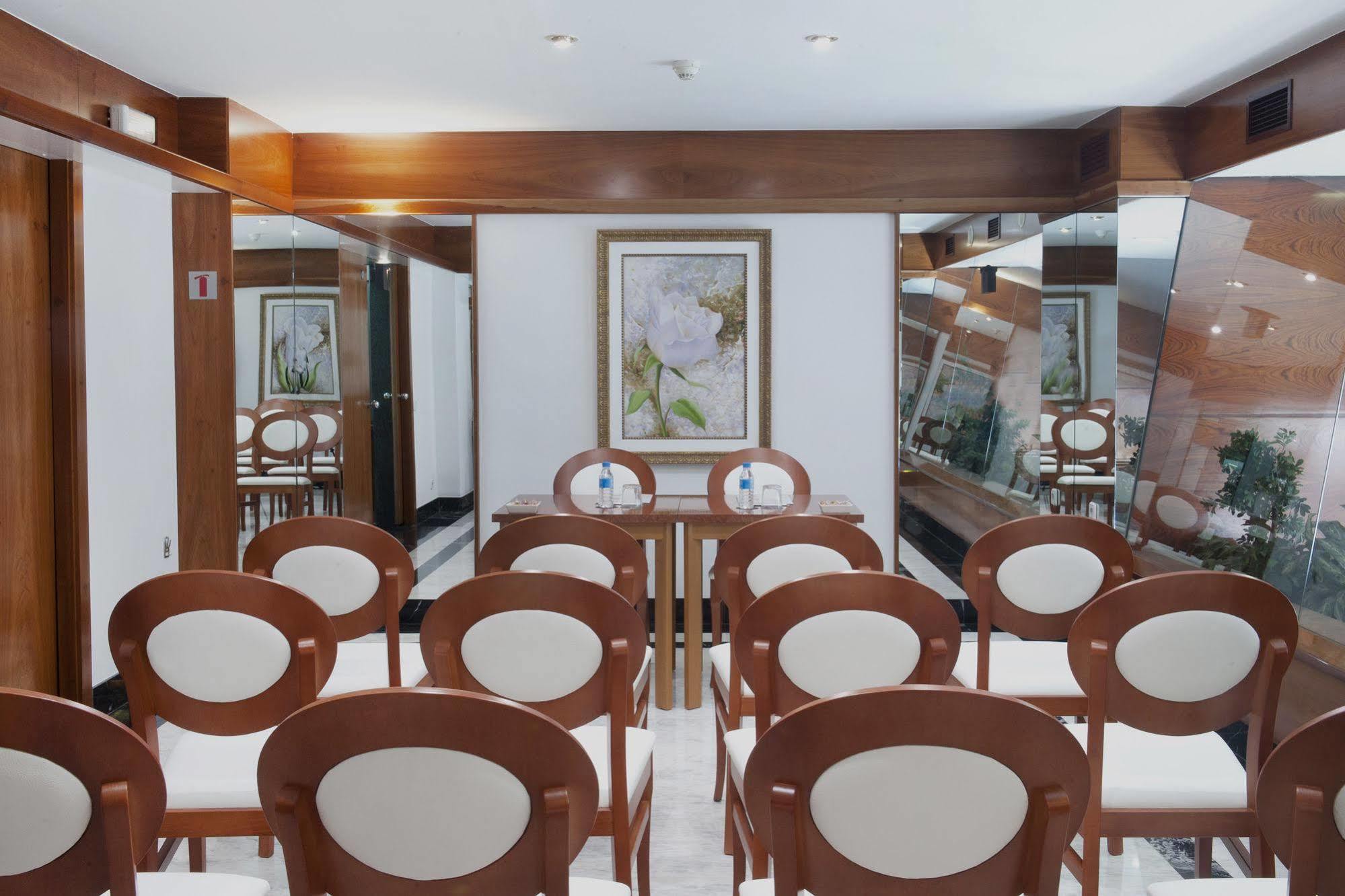 Apartahotel Acacia 4*