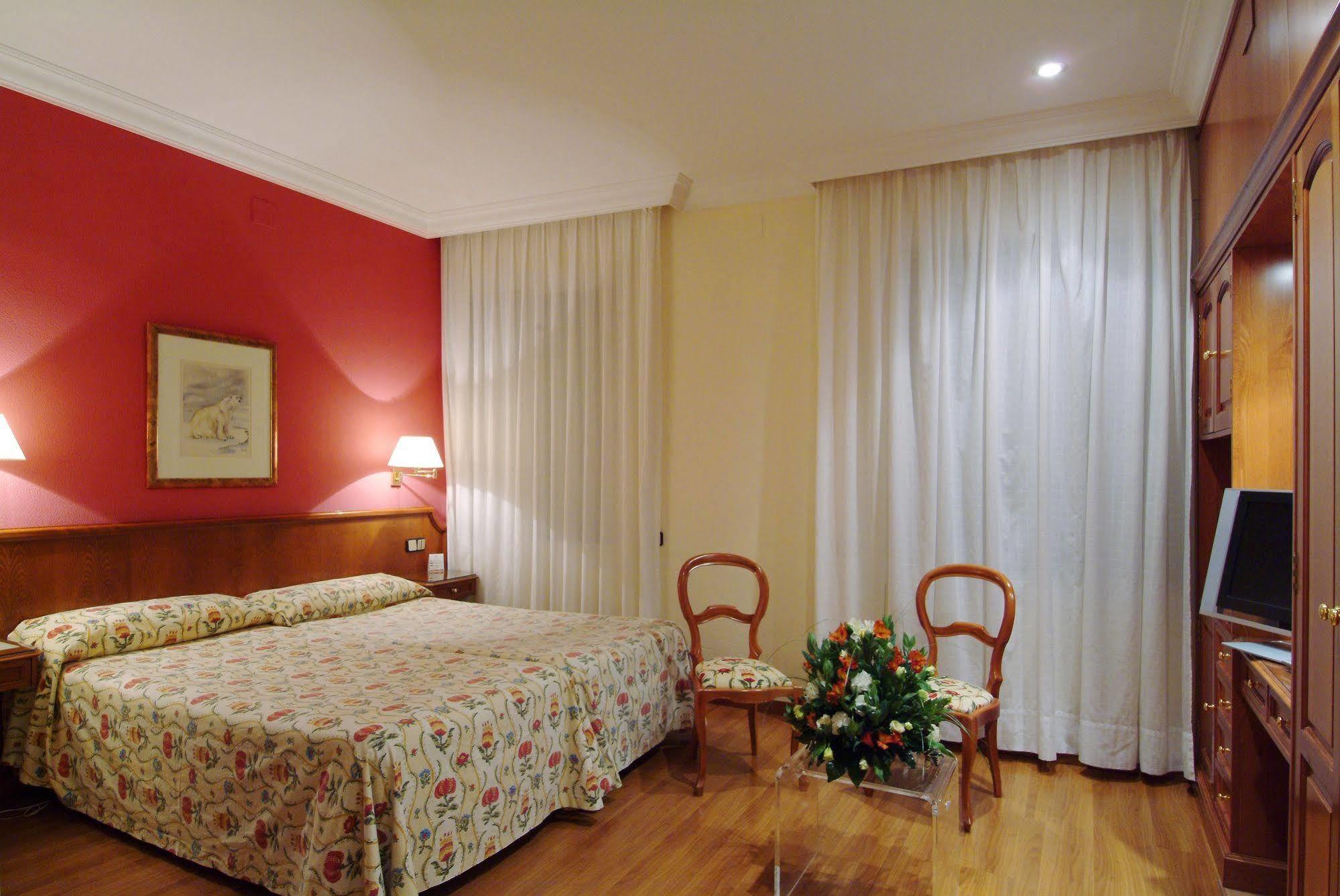 Regencia Colón 3*