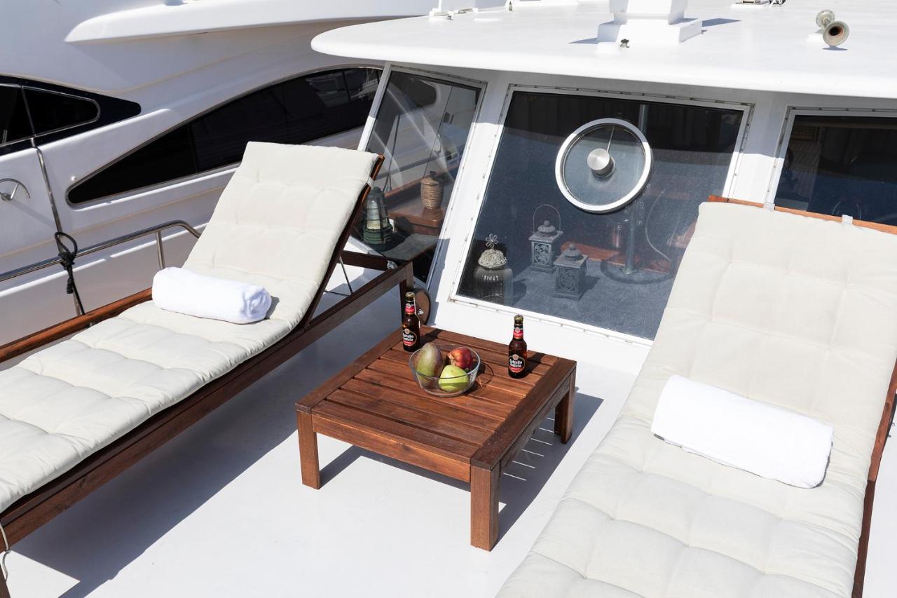 C120 - Charming Boat In Port Forum * Barcelona