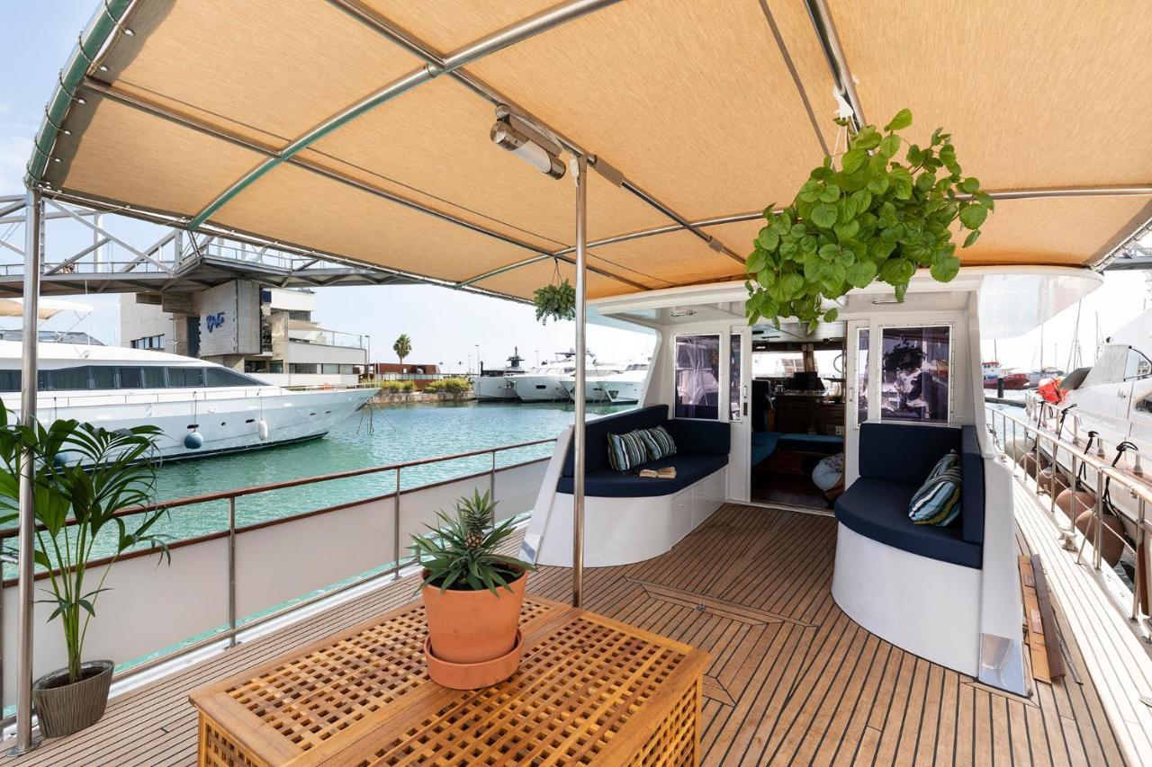 C120 - Charming Boat In Port Forum Botel Barcelona