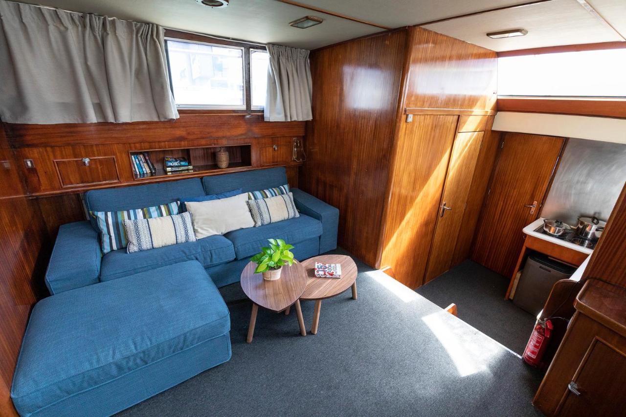 C120 - Charming Boat In Port Forum Botel
