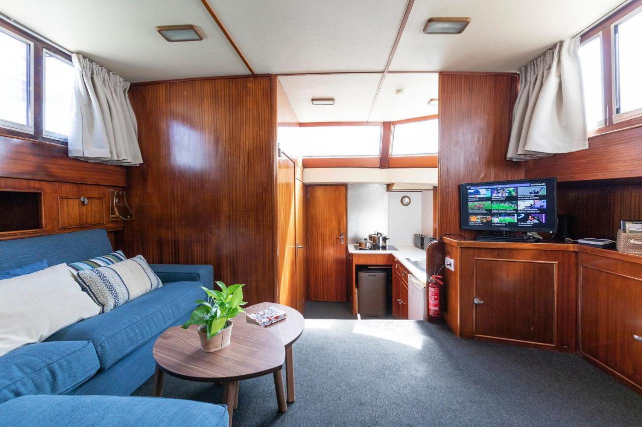 C120 - Charming Boat In Port Forum Botel *