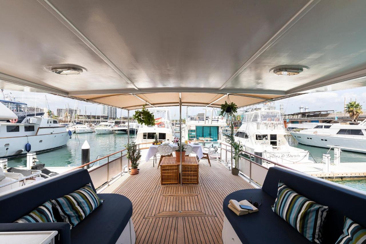 C120 - Charming Boat In Port Forum Botel