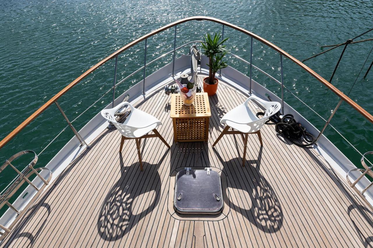 C120 - Charming Boat In Port Forum Botel *