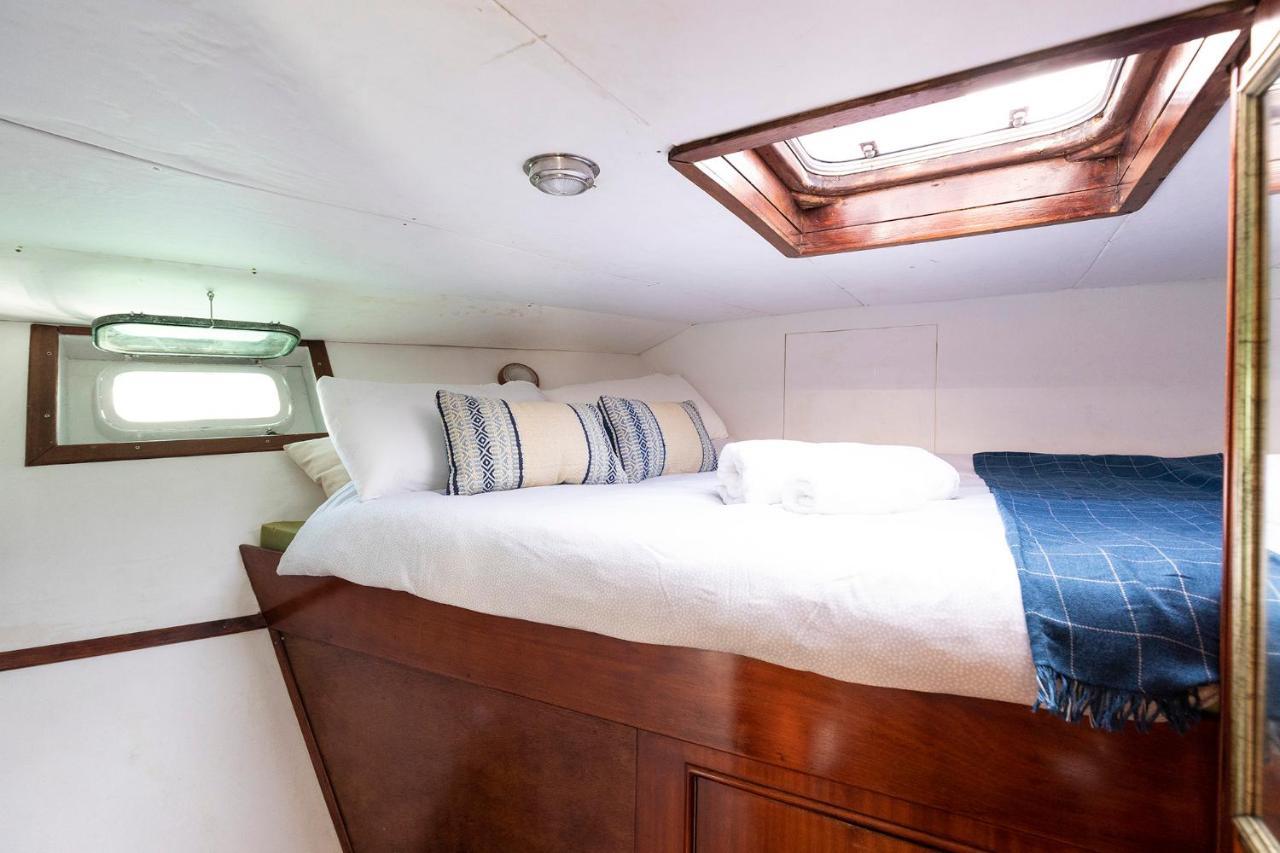 C120 - Charming Boat In Port Forum Botel