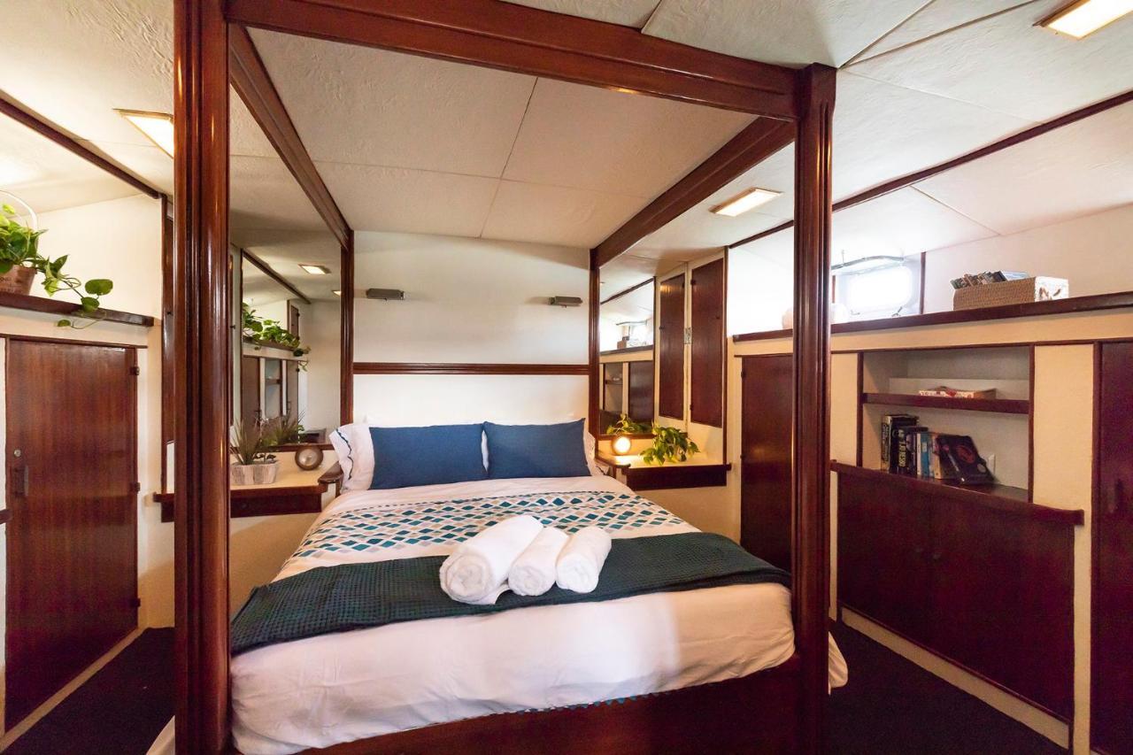 C120 - Charming Boat In Port Forum Botel