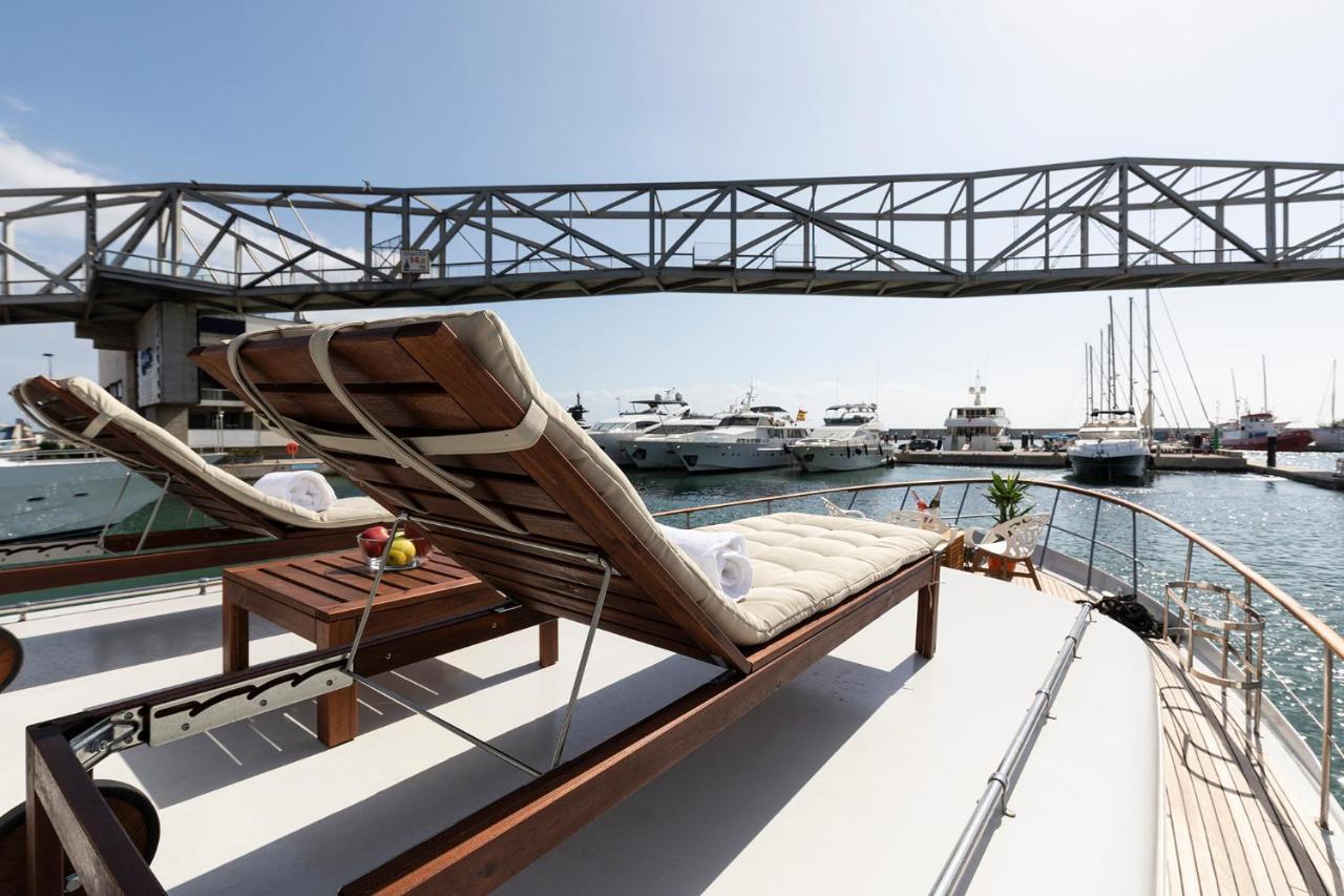 C120 - Charming Boat In Port Forum Botel *
