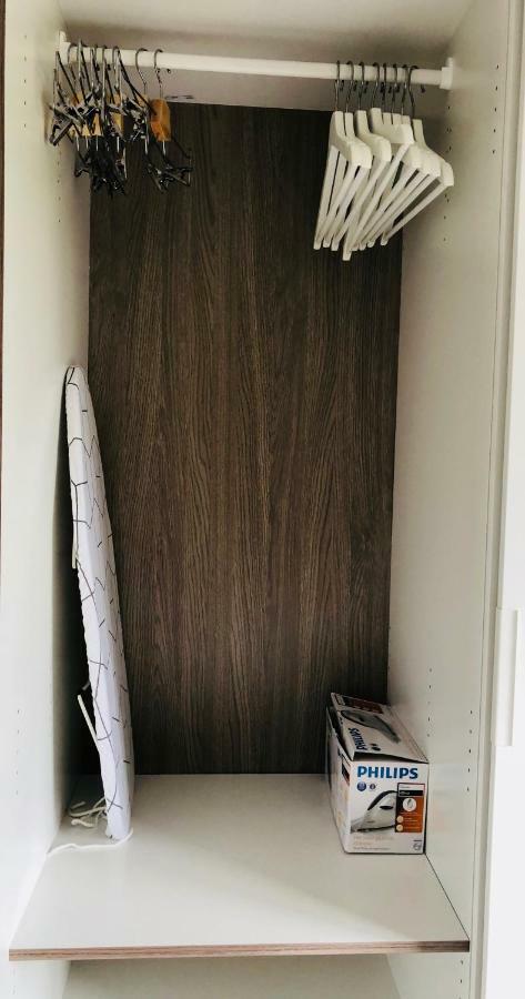 8 Min Walk To The & 10 Min Walk To Convention Centre ! Apartment *